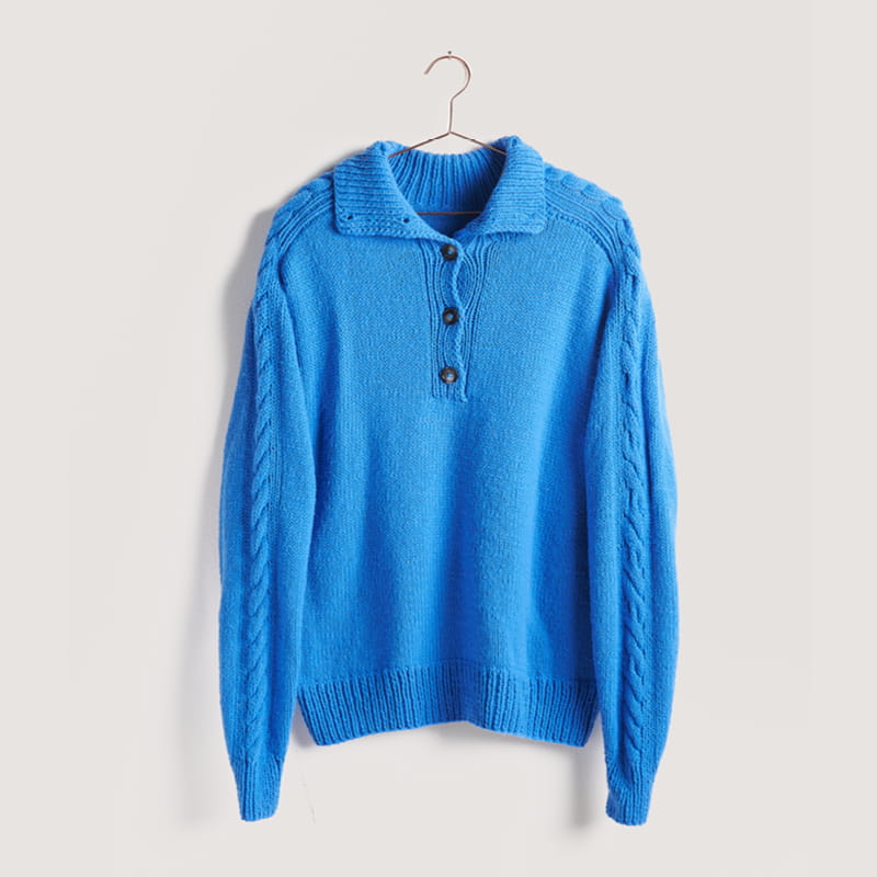 Gestrickter Pullover in Blau: Modell 11 aus dem Heft Vegan Cashmere