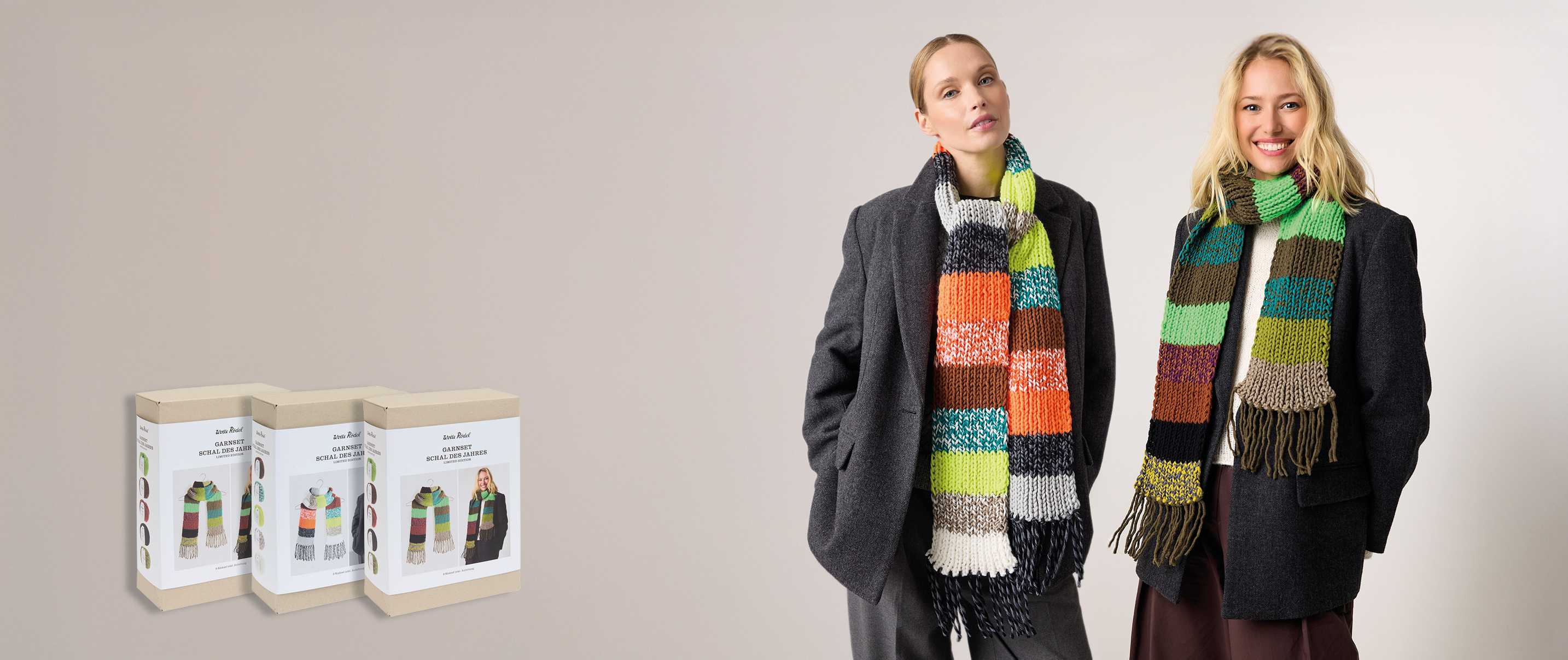 Zwei Frauen tragen jeweils einen gestrickten Schal aus verschiedenen bunten Garnen, daneben drei Stricksets für den Schal des Jahres.