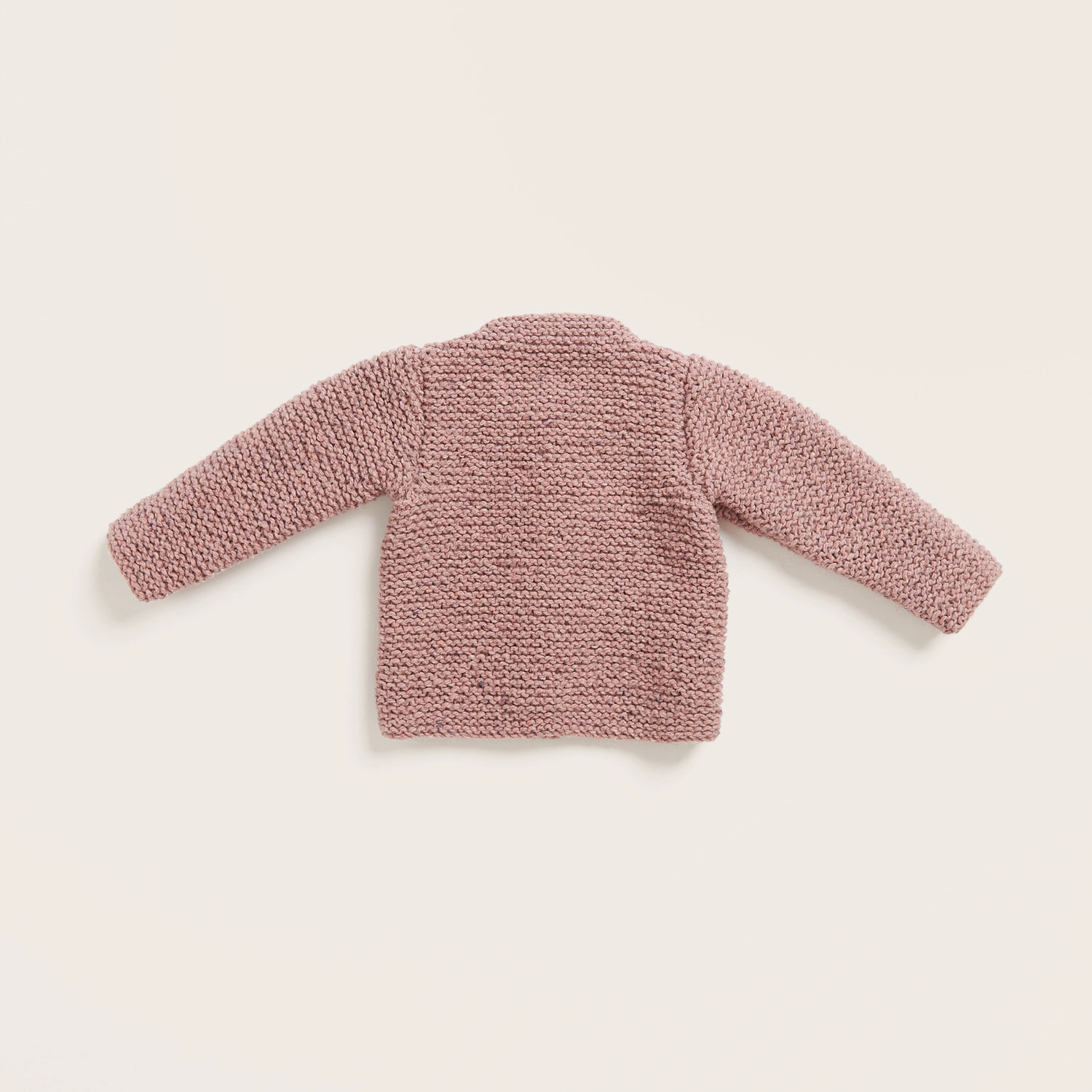 Strickset Babyjanker Modell 16: Rückansicht eines rosa gestrickten Babyjankers von Rico Design.