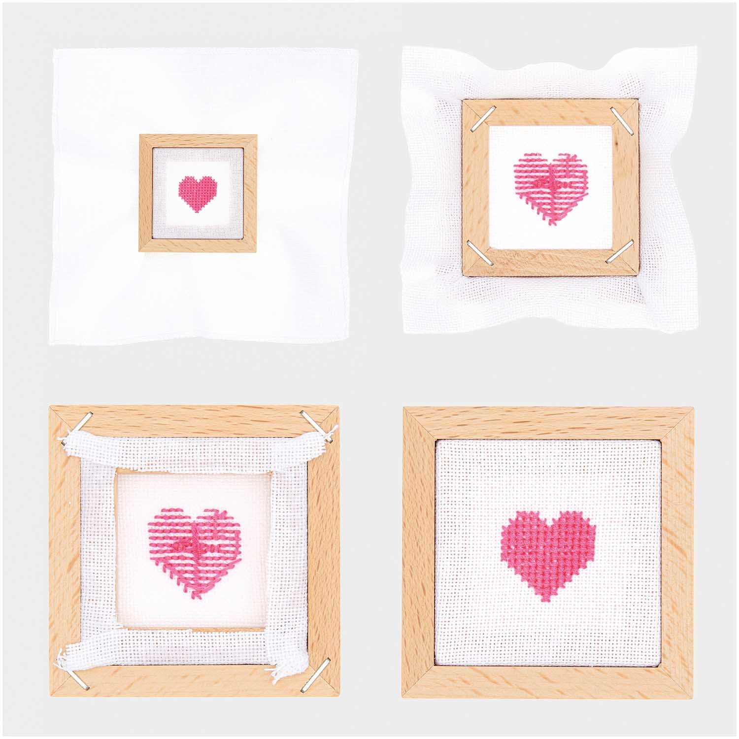 Dekorahmen quadratisch Set, 6-teilig, zeigt vier Holzrahmen mit roten Herzmotiven auf weißem Hintergrund. Ideal für kreative Dekorationen.