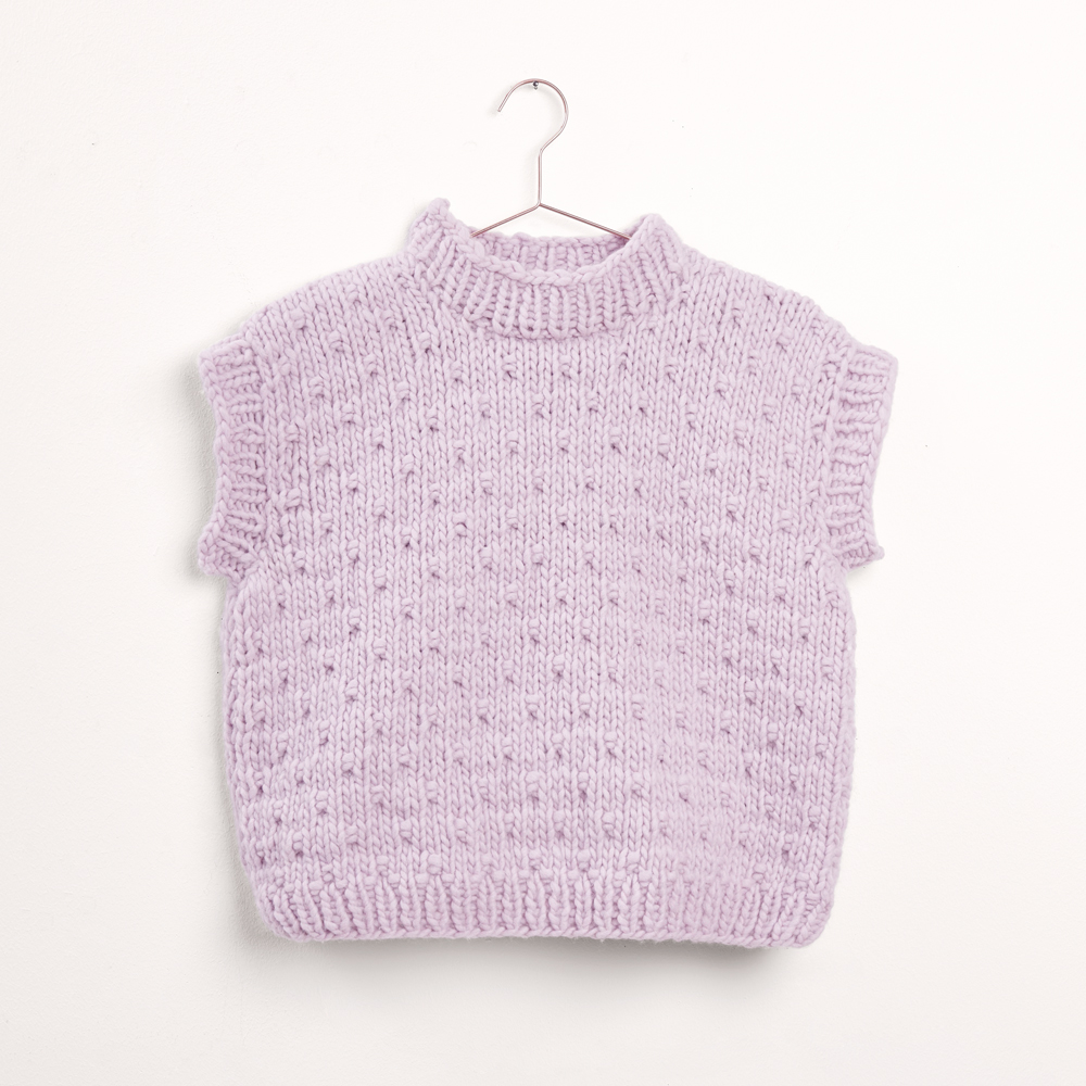Pullunder auf grauem Hintergrund – zum Strickset