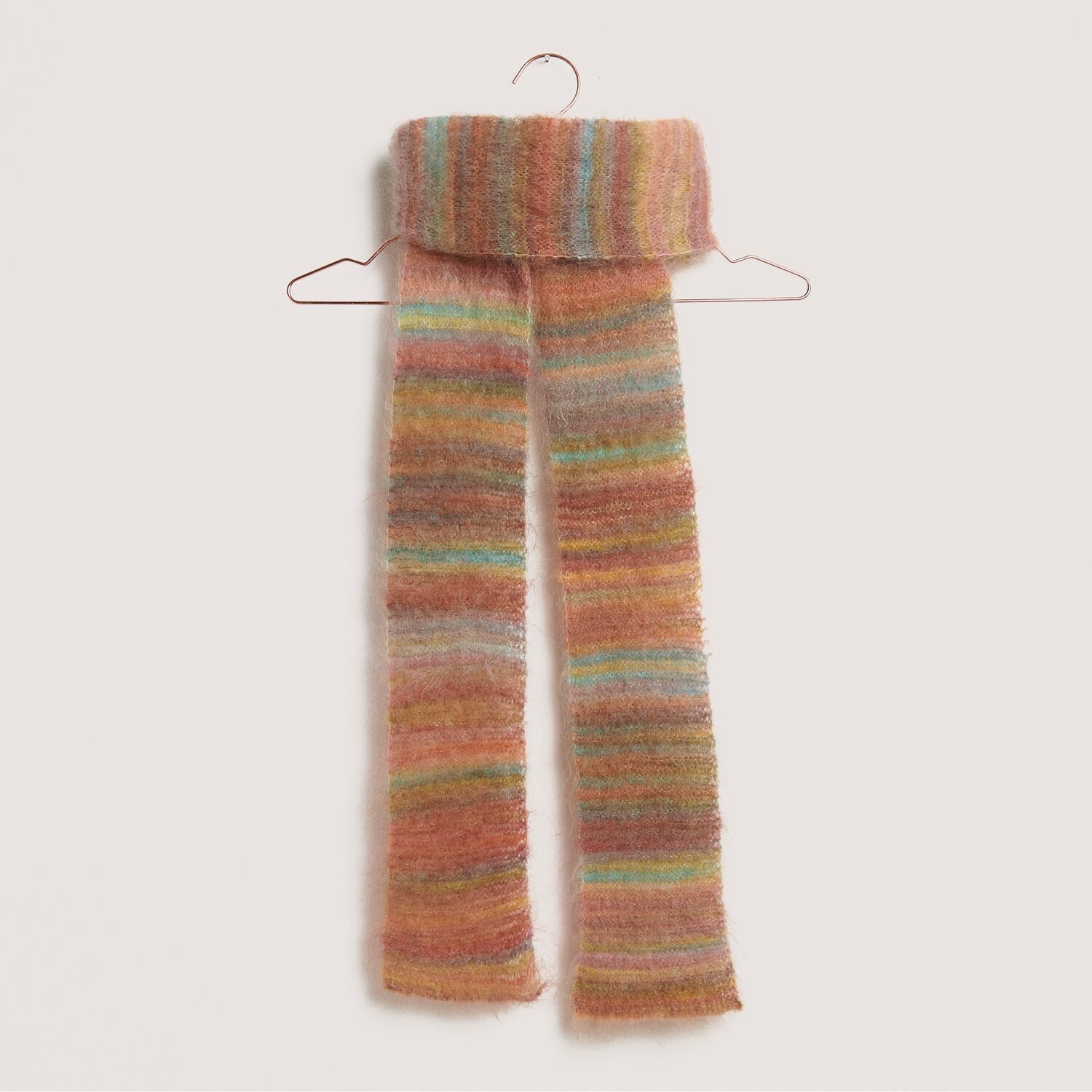 Stickset Schal Modell 30 aus Made by Me No. 21, gestrickt in bunten Streifen auf einem Kleiderbügel.