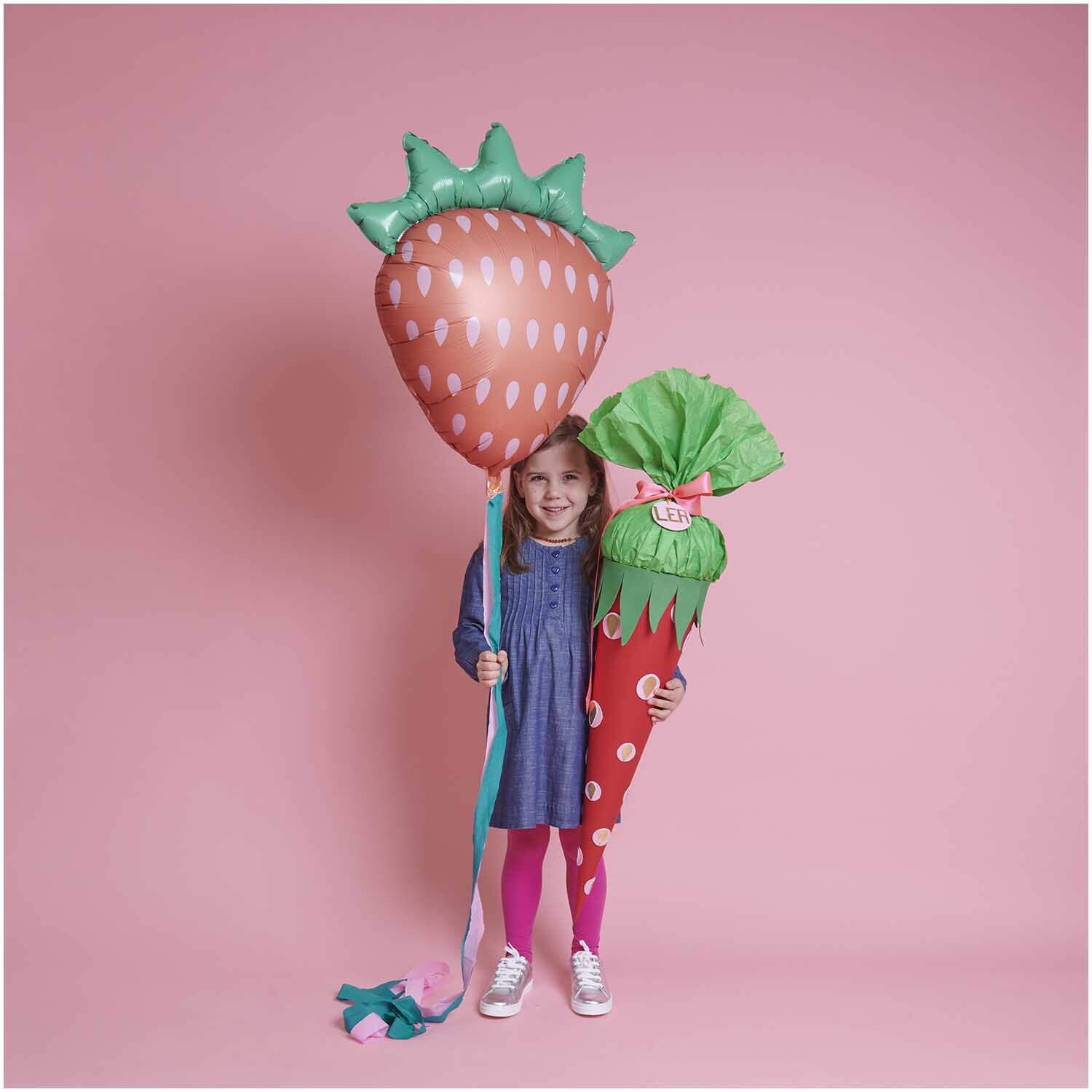 Moosgummiplatte 30x40cm 2mm: Mädchen in blauem Kleid hält große, bunte Luftballons vor rosa Hintergrund.