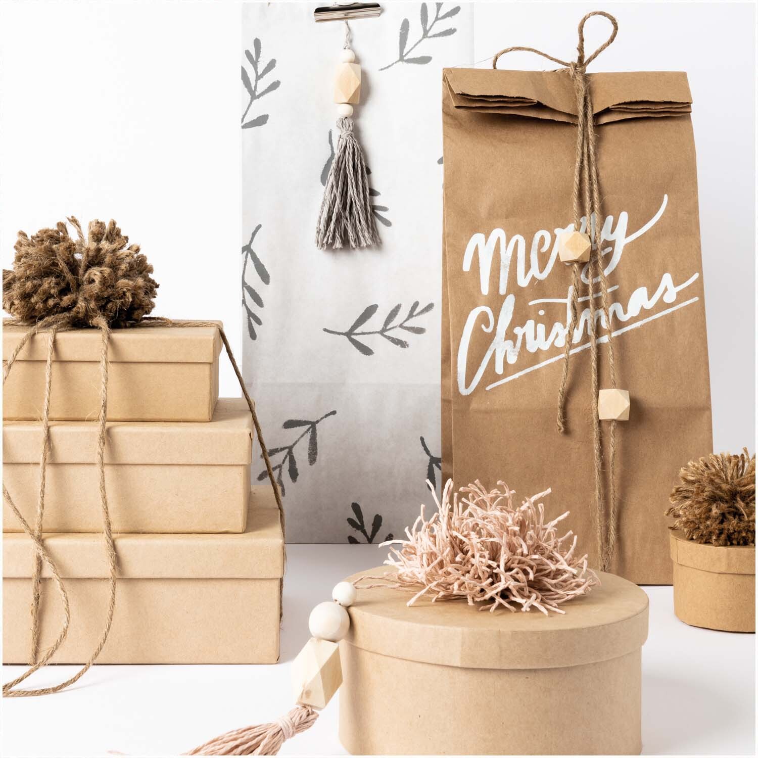 Juteschnur 2mm 50m von Rico Design, dekorativ in Geschenkverpackungen und Bastelprojekten eingesetzt.