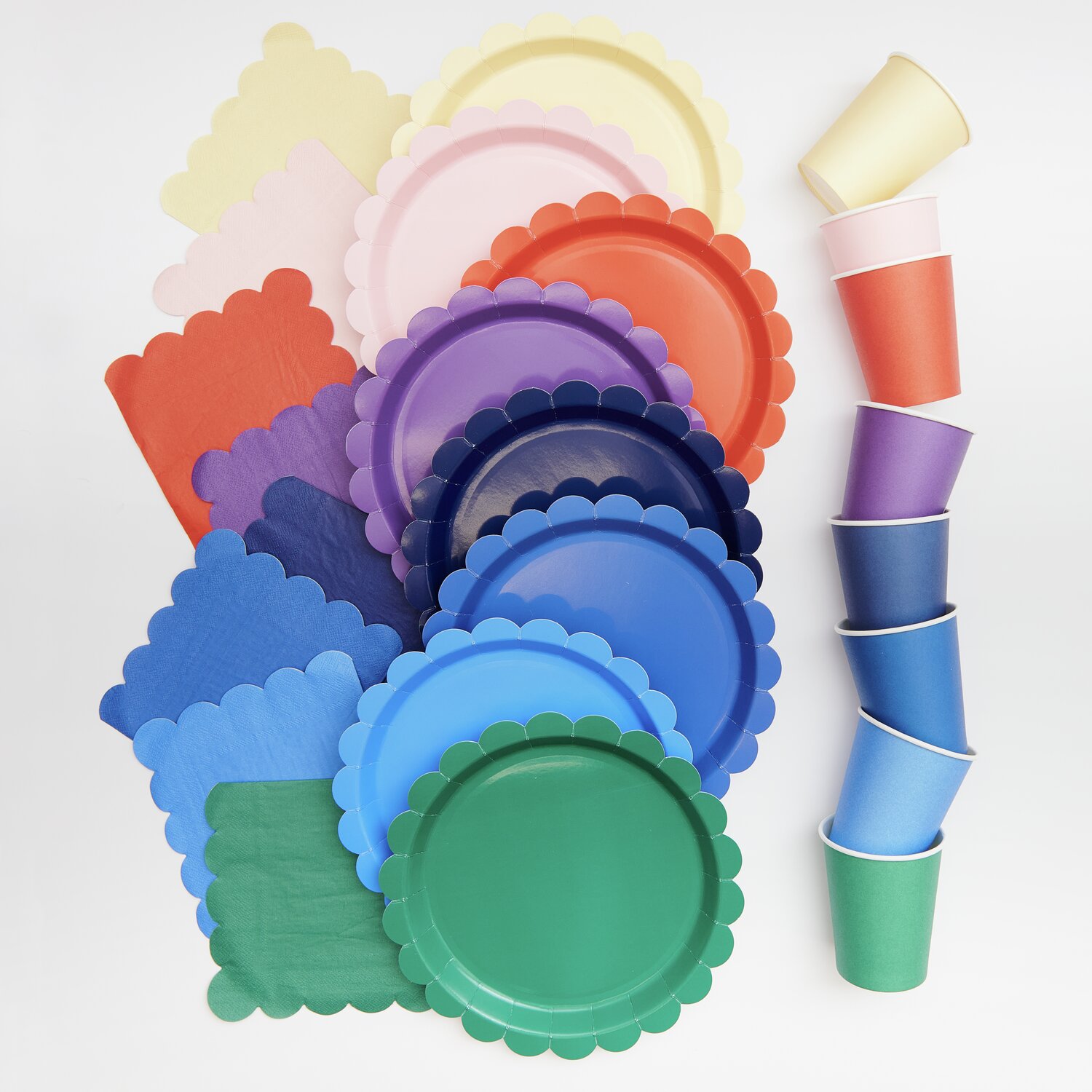 Pappteller Magic Rainbow: Bunte Pappteller von Rico Design in verschiedenen Farben, ideal für Partys.