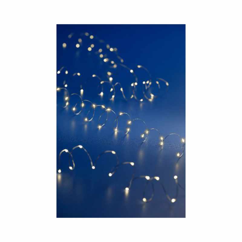 LED Micro Strang batteriebetrieben warmweiß 495cm: Lichterkette auf blauem Hintergrund, Marke Kaemingk. Ideal für stimmungsvolle Beleuchtung.