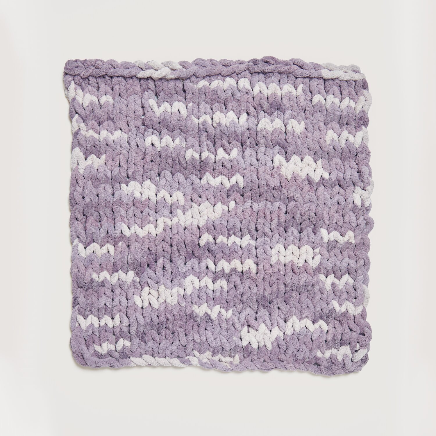 Home Special Chenillove Super Big Print: Quadratisches Strickmuster in Lila und Weiß von Rico Design.