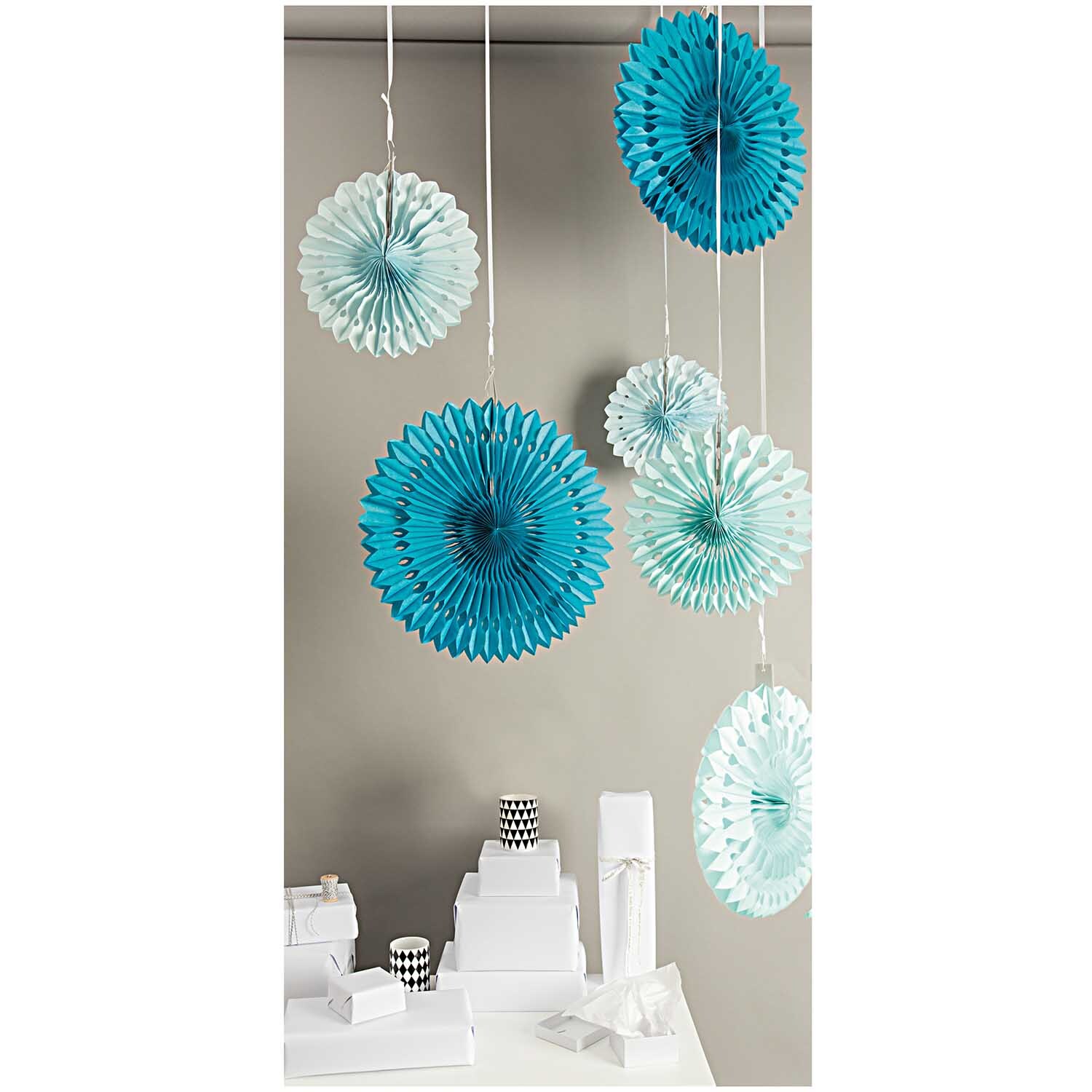 Wabenpapier Blumen aqua 3 Stück von Rico Design in Blau, dekorativ hängend in einem modernen Raum. Ideal für stilvolle Dekorationen.