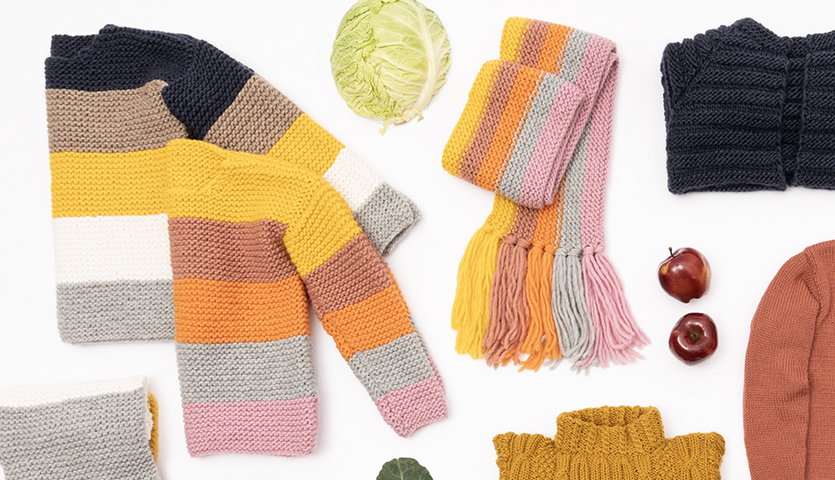 Strickanleitung Schal und Pullover aus Essentials Super chunky: Bunte gestrickte Kleidung und Accessoires, darunter ein gestreifter Schal und Pullover.