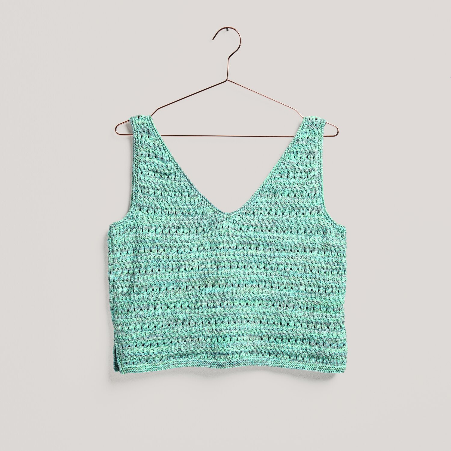 Strickset Top Modell 13 aus Lovewool No. 20 zeigt ein kreatives Sommerdesign von Rico Design in Ocean.