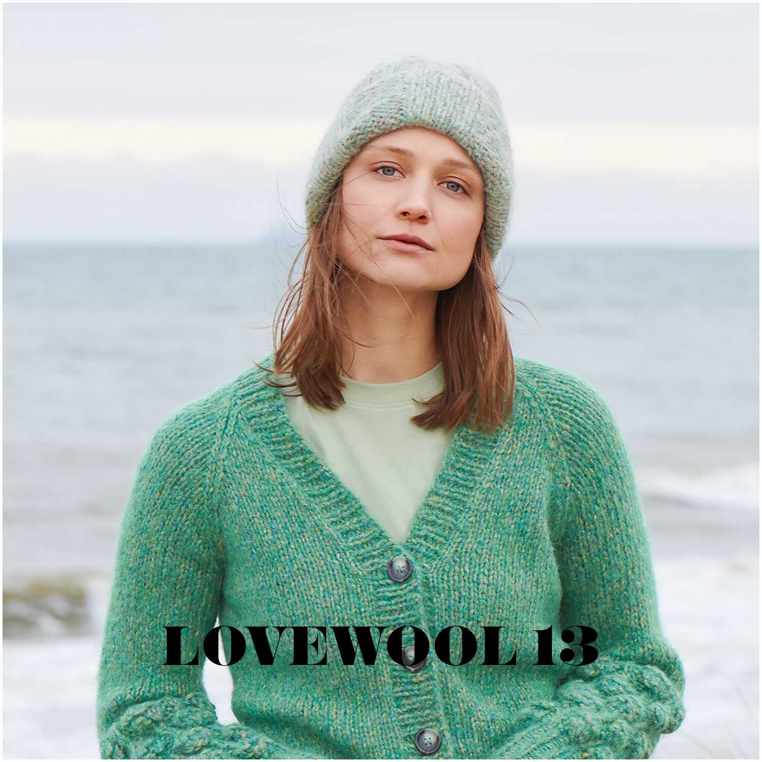 Fashion Alpaca BLING BLING: Frau am Strand in mintgrünem Strickoutfit, bestehend aus Mütze und Cardigan. Ideal für kühle Tage.