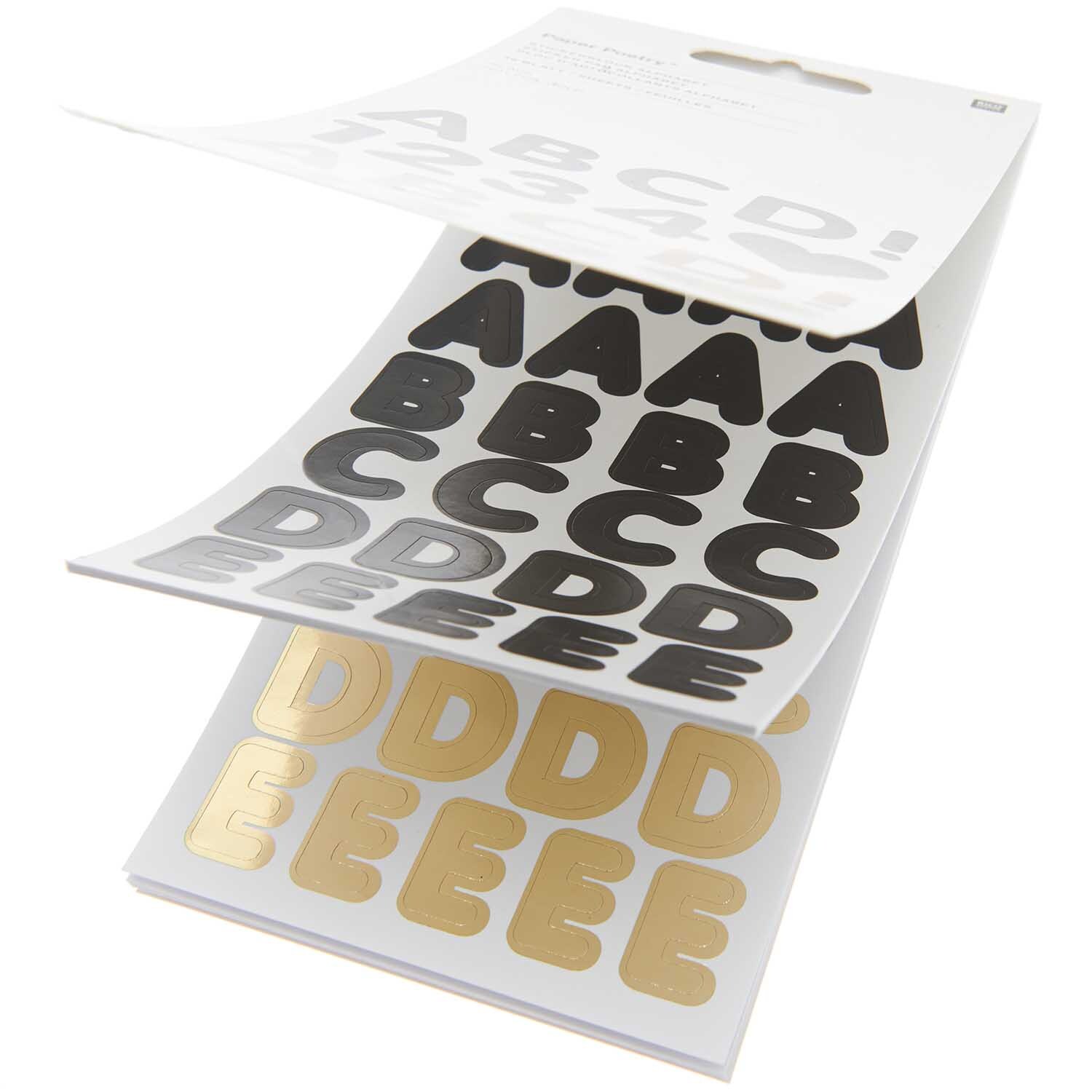 Paper Poetry Stickerblock Alphabet mit 16 Blättern zeigt schwarze und goldene Buchstabensticker. Ideal für kreative Projekte. Marke: Rico Design.