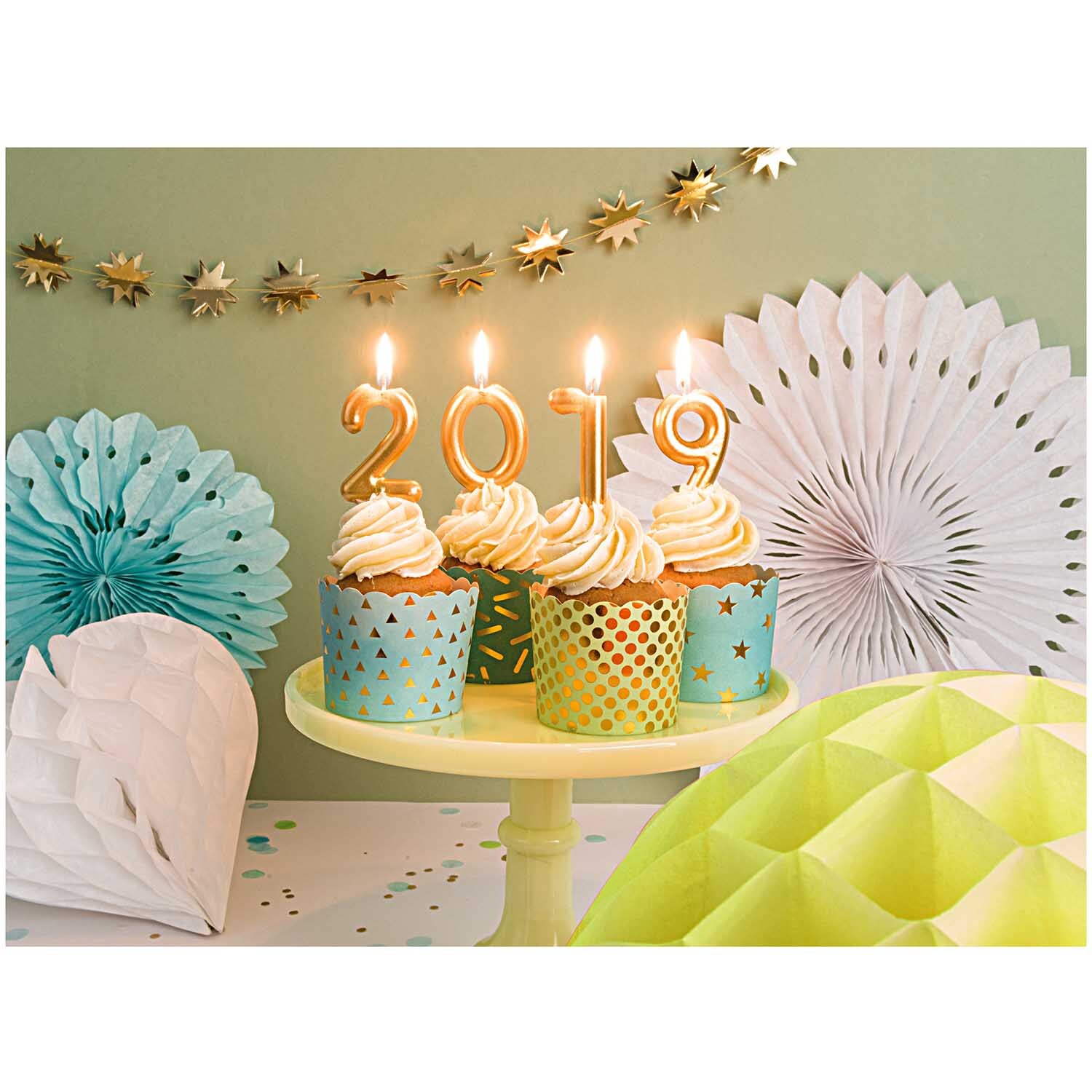 Wabenpapier Herzen weiß 3 Stück von Rico Design, dekorativ auf einem Tisch mit Cupcakes und Kerzen.