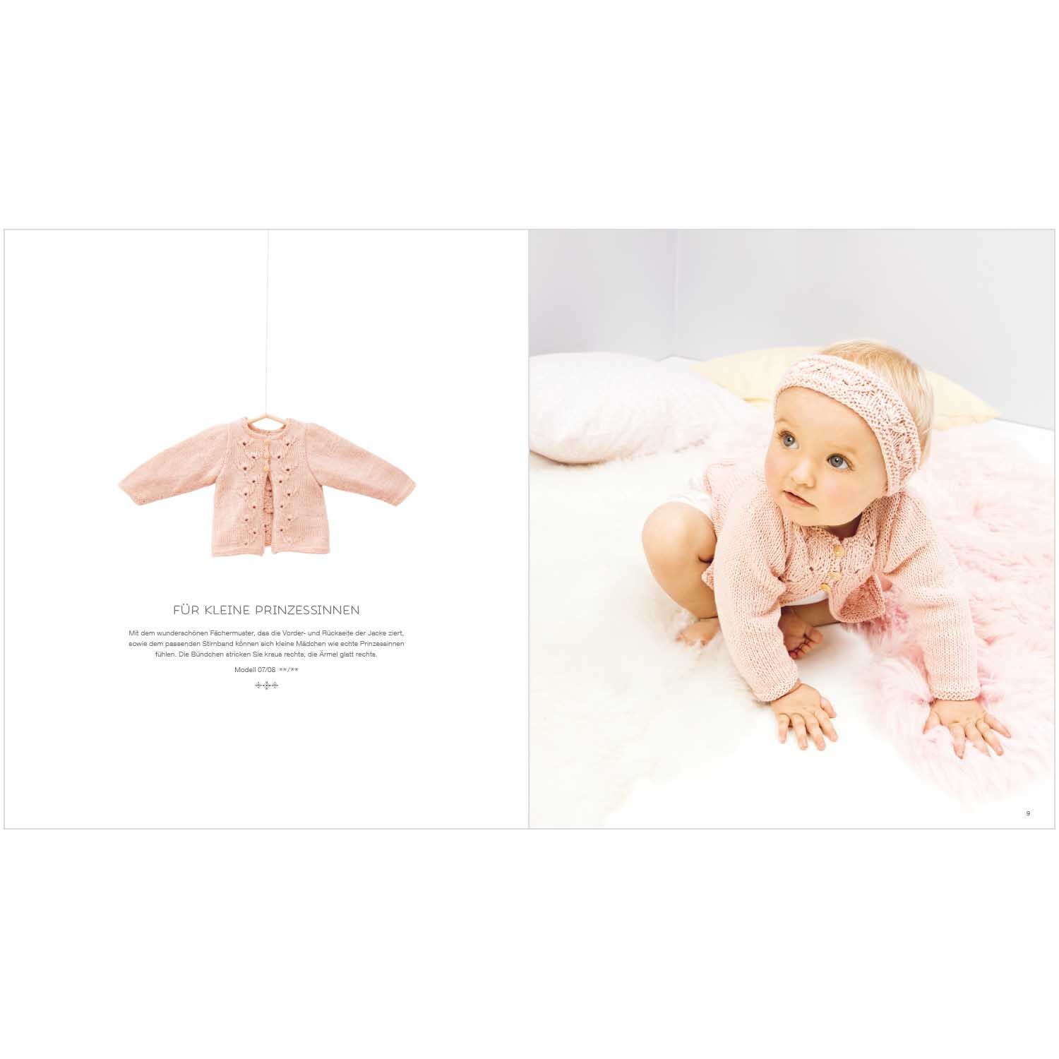 Rico Baby Heft Nr.24 zeigt ein Baby in rosa Strickkleidung von Rico Design, das auf einer Decke krabbelt.