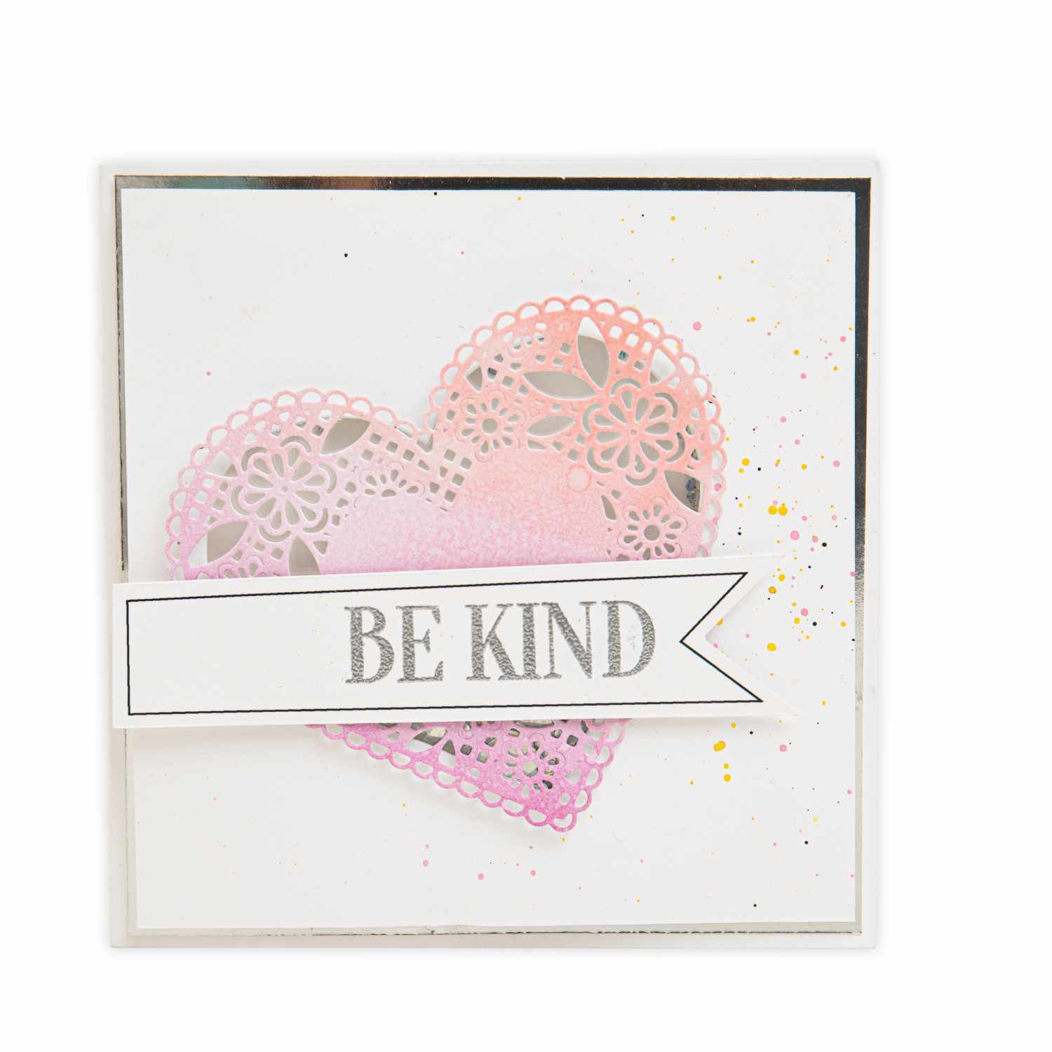 Thinlits Die Set Doily Heart: Ein zartes, rosa Herz mit Spitzenmuster und dem Schriftzug "Be Kind". Ideal für kreative Projekte.
