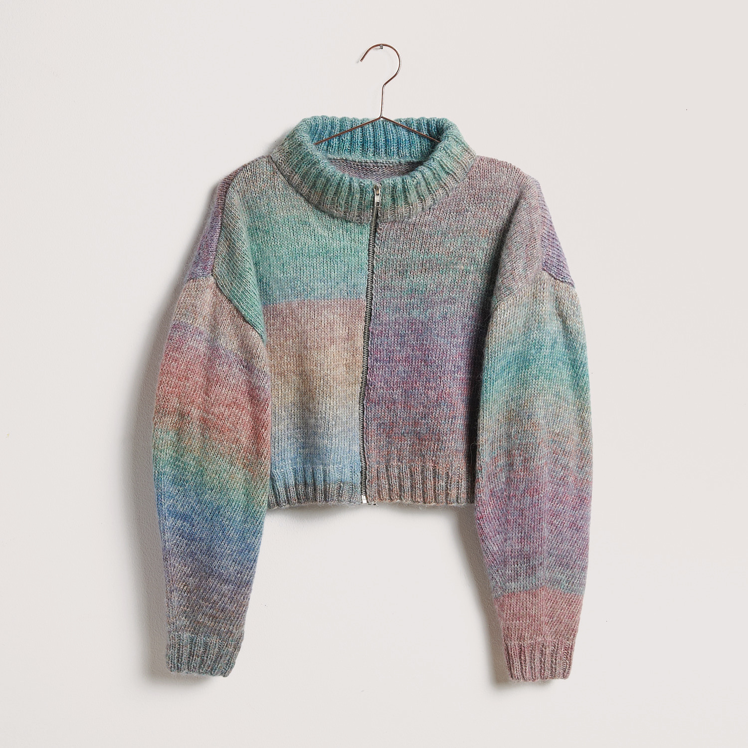 Bomberjacke auf grauem Hintergrund – zum Strickset