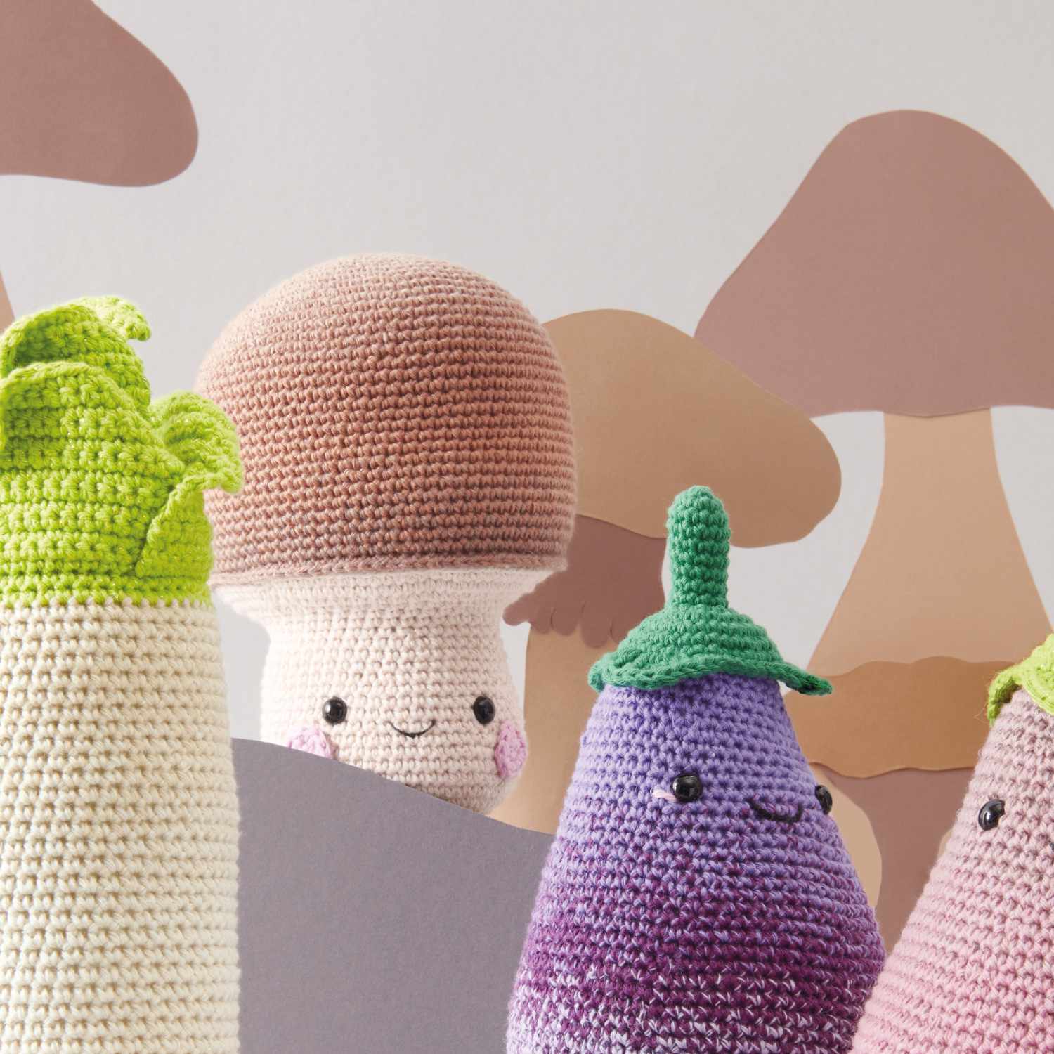 Häkelset Pilz aus Ricorumi Fresh Friends: Bunte, gehäkelte Pilzfiguren vor einem Waldhintergrund.