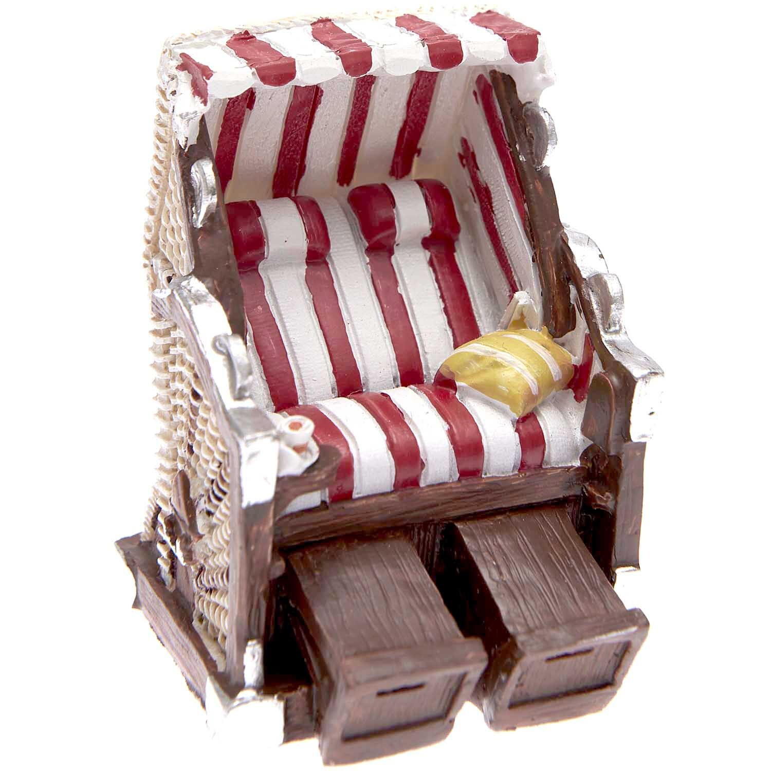 Deko-Strandkorb rot-weiß 5x6,5cm von Rico Design: Miniatur-Strandkorb mit rot-weißen Streifen und Kissen, ideal für maritime Dekorationen.