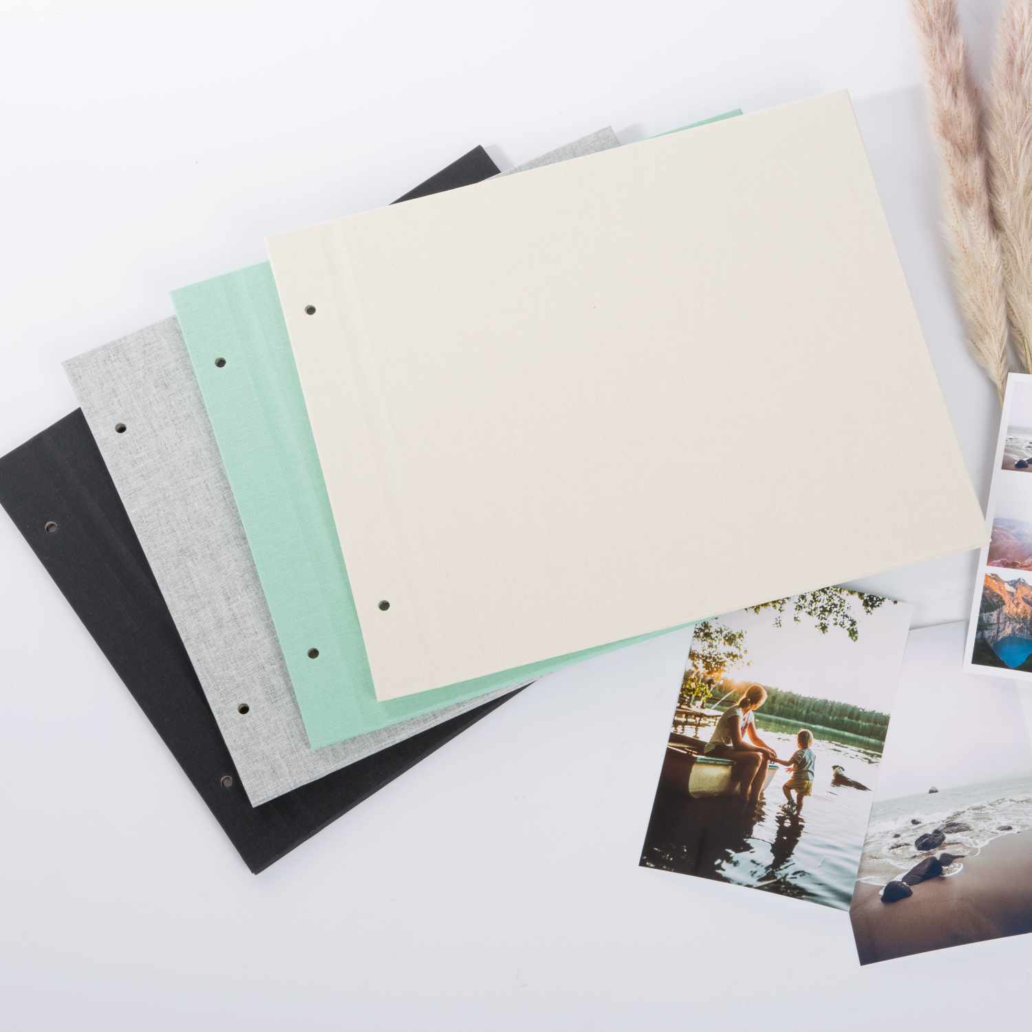 Schraubalbeneinband 30x25cm Leinen in verschiedenen Farben, umgeben von Fotos, ideal für Erinnerungen.