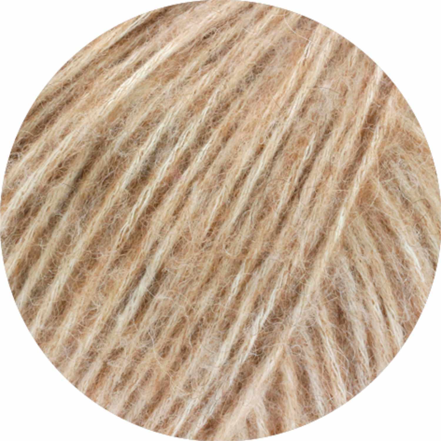 Natural Alpaca Pelo von Lana Grossa in Camel-Beige, 50g Knäuel mit 125m Länge, zeigt weiche, flauschige Fasern.