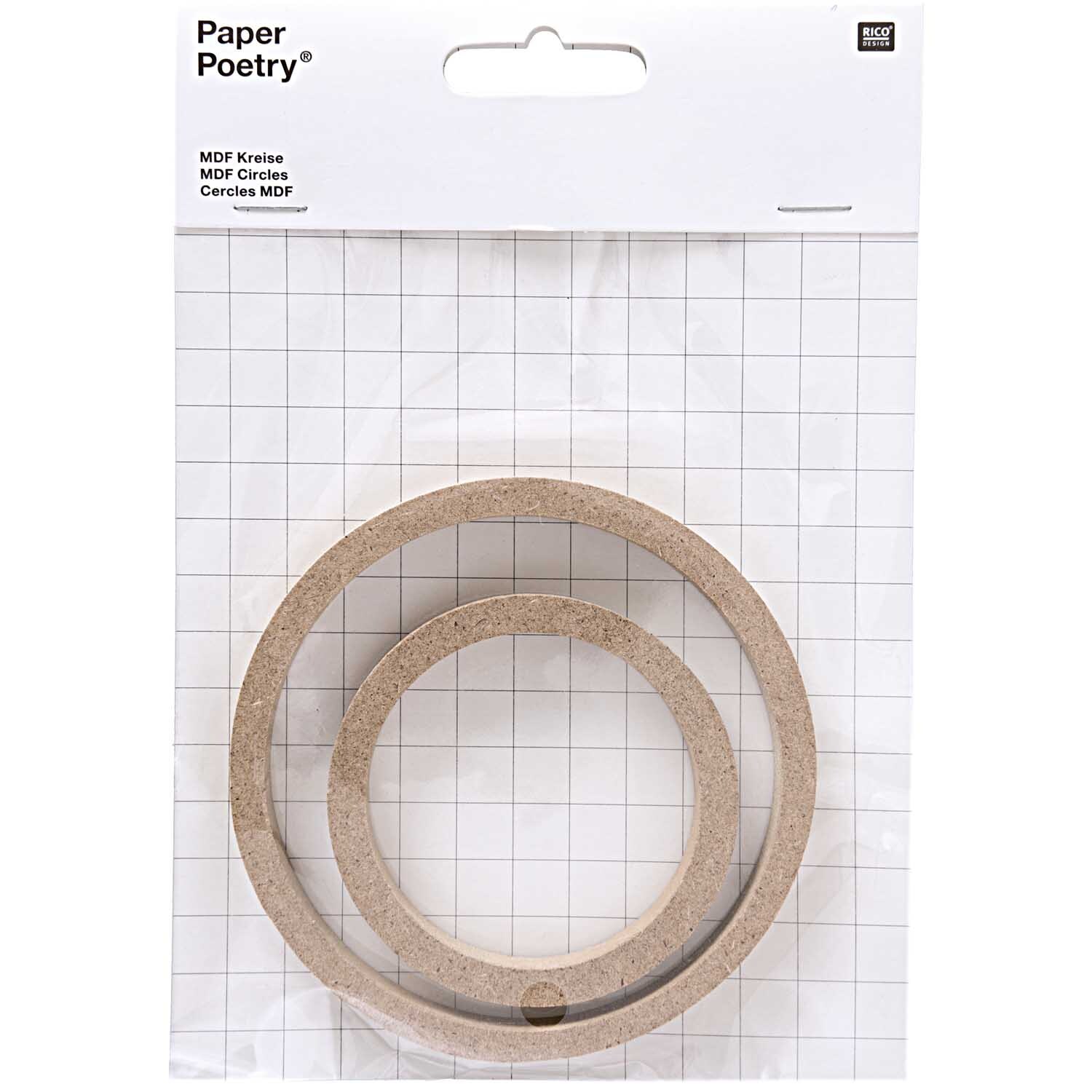 Paper Poetry MDF Kreise 2 Stück von Rico Design, naturfarben, auf einem karierten Hintergrund.