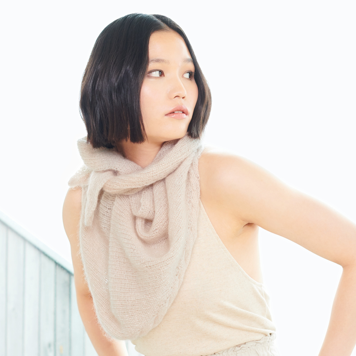 Strickset Dreieckstuch Modell 04: Frau trägt elegantes, naturfarbenes Tuch aus Mohair-Seide-Mix.