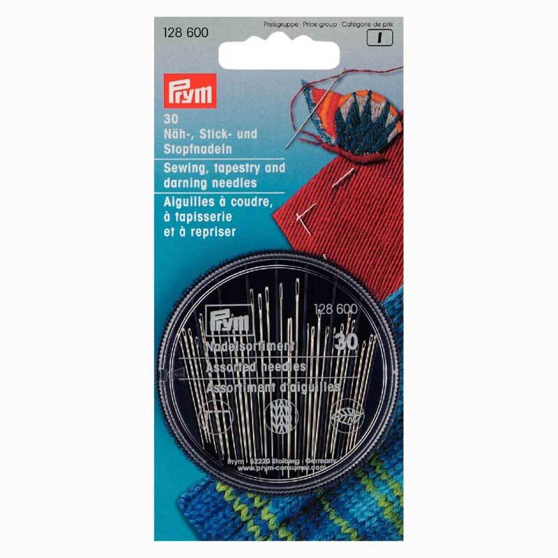 Näh-, Stick- und Stopfnadeln mit Nadeldose 30 Stück von Prym. Abgebildet sind silberne Nadeln in einer runden Dose auf buntem Stoff.