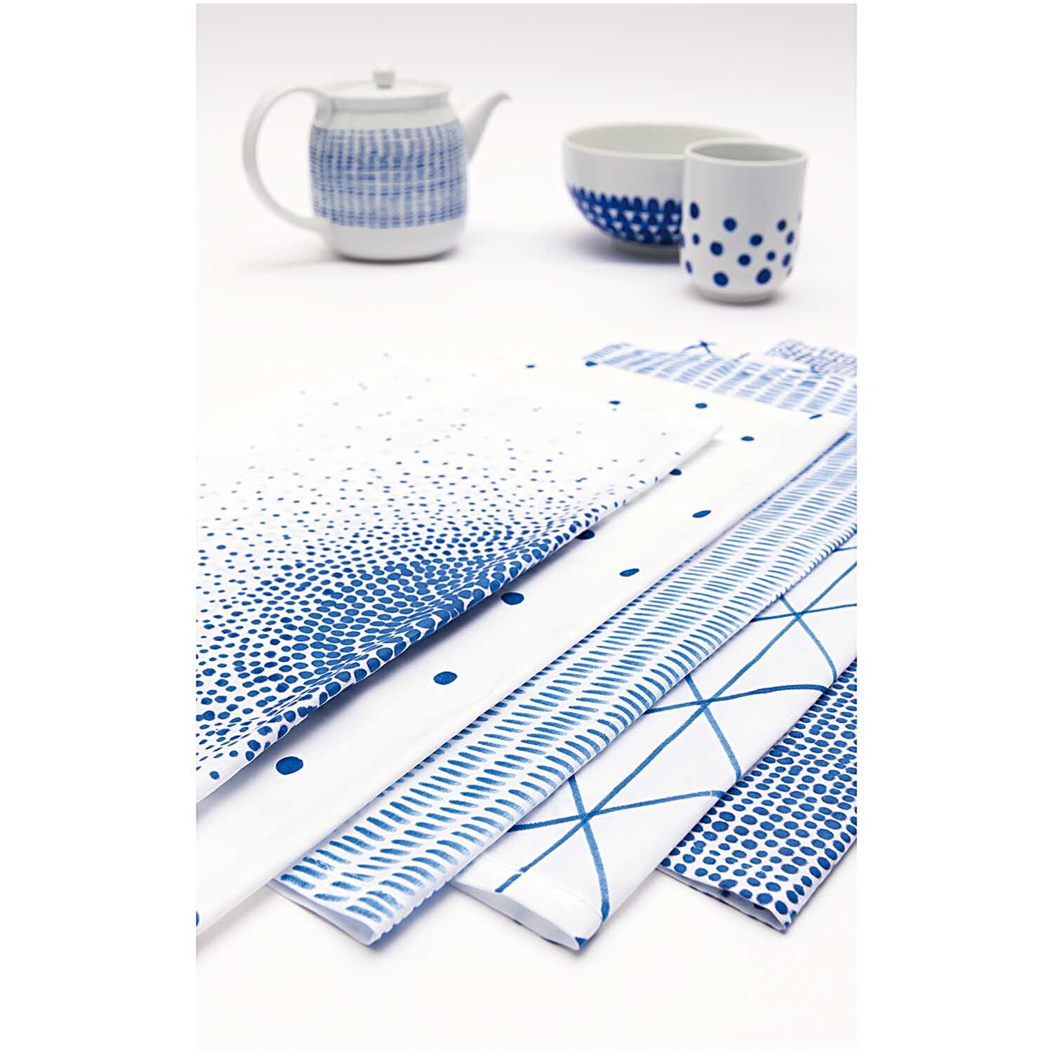 Textilmarker helle Stoffe: Verschiedene blaue Muster auf Geschirr und Stoffen, ideal für kreative Designs.