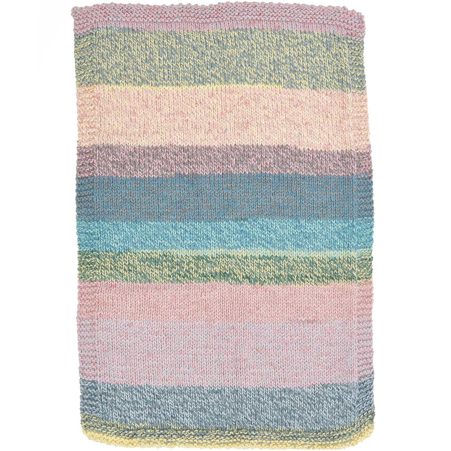 Creative Chic-Unique: Bunte gestrickte Decke von Rico Design mit Streifen in Pastelltönen, ideal für Sommerabende.
