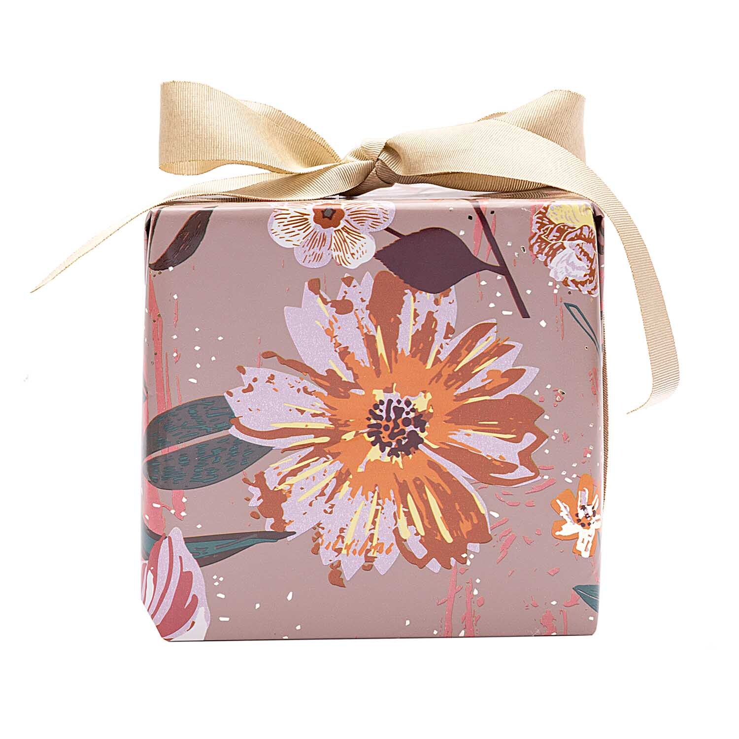 Paper Poetry Geschenkpapier Natur Blumen mauve 70cm 2m Hot Foil zeigt florales Design auf rosa Hintergrund, verziert mit goldener Schleife.