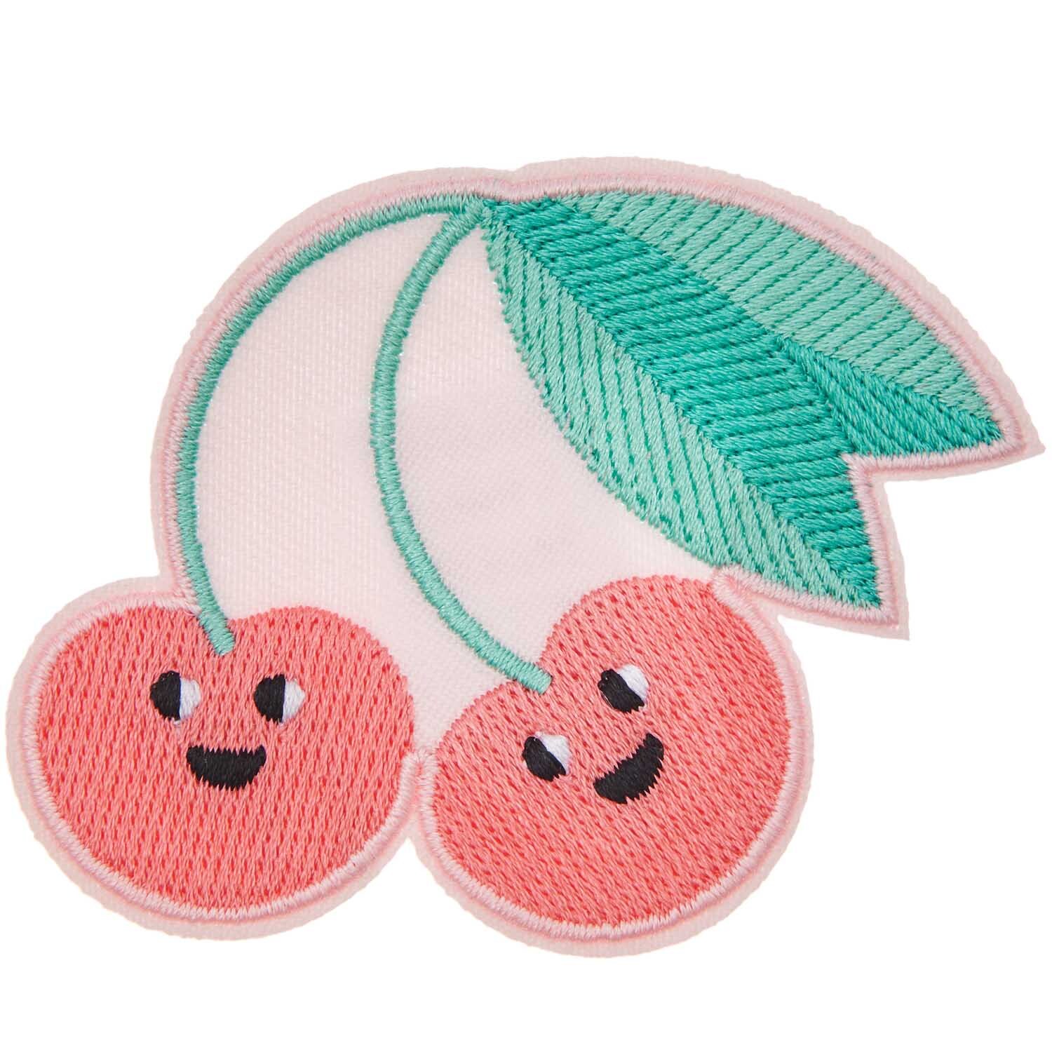 Patch Doppelkirsche zum Aufbügeln zeigt zwei fröhliche Kirschen mit grünen Blättern, ideal für kreative Textilprojekte.