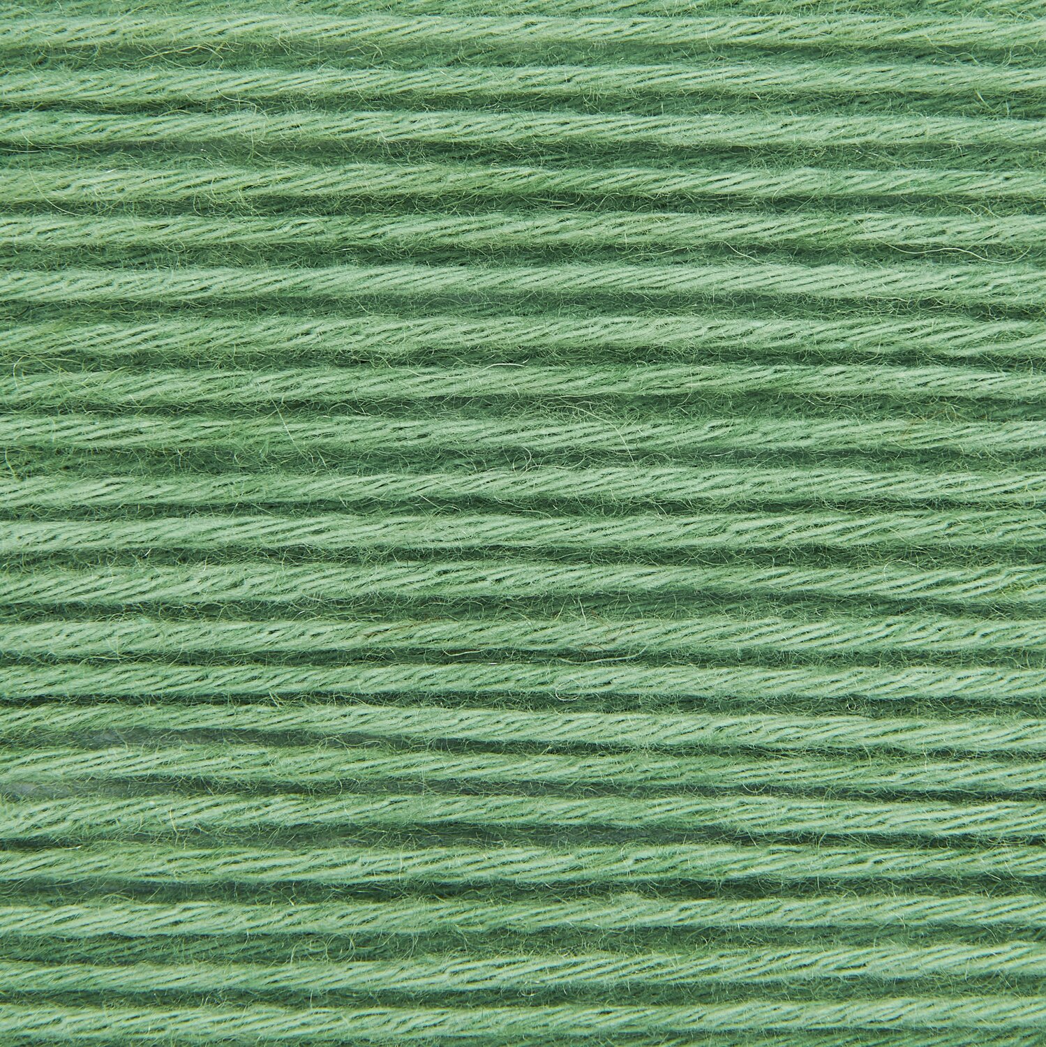 Creative Cotton Fleece dk, Rico Design: Nahaufnahme von grünem Garn, ideal für Strickprojekte.