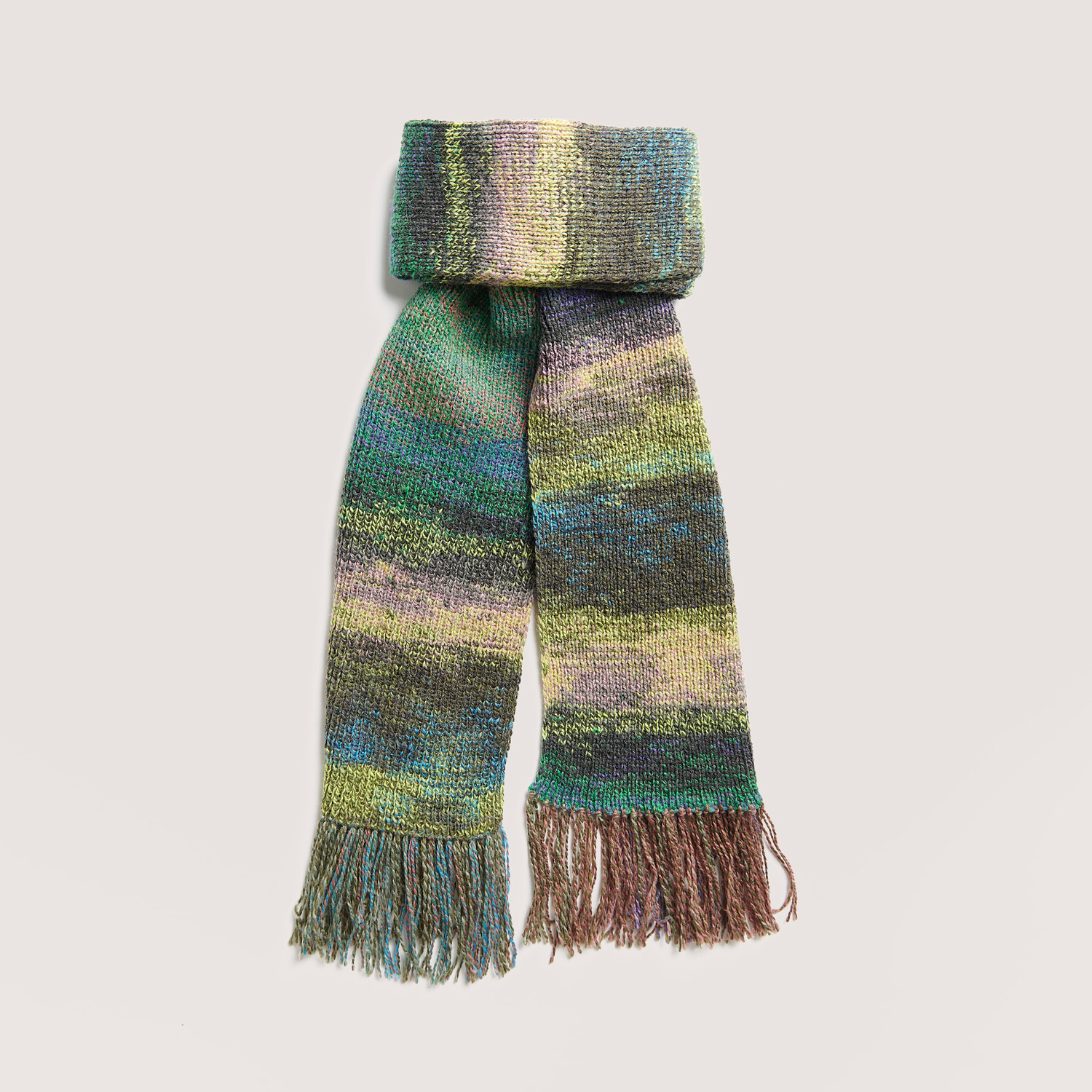 Strickset Schal Modell 10 aus Rico Kids 13, bunter Schal mit Fransen in Grün- und Brauntönen.