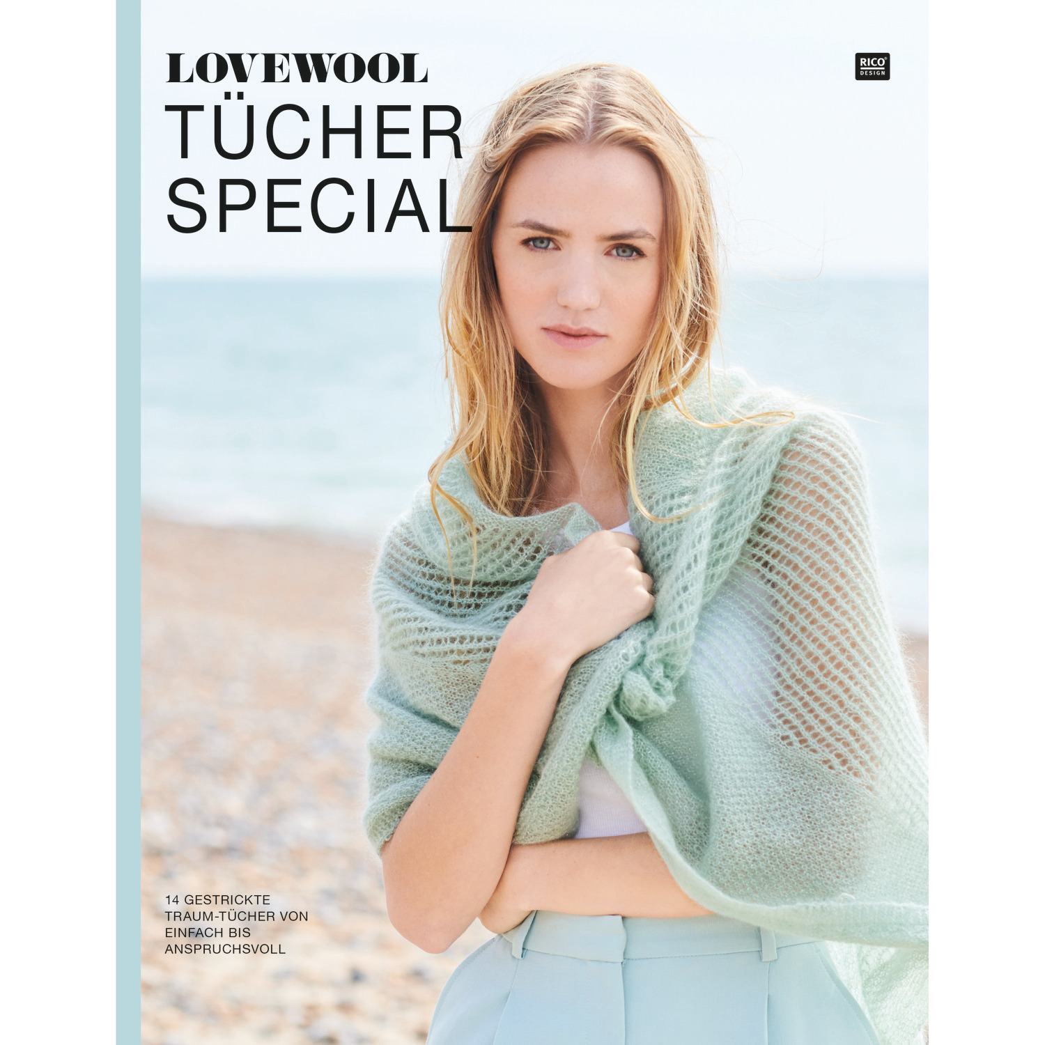 Tücher Special: Frau am Strand mit mintgrünem Tuch von Rico Design, LOVWOOL Kollektion.