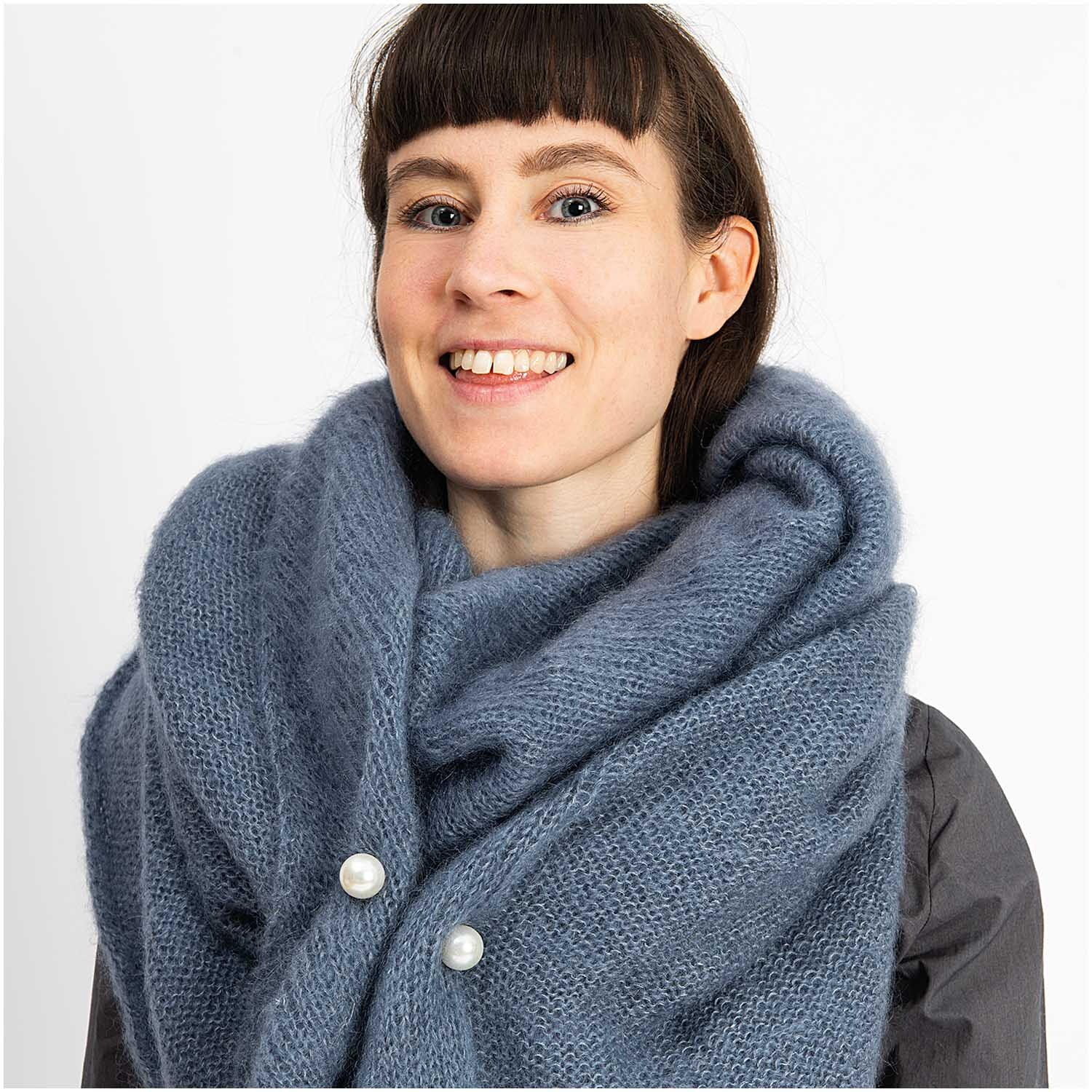 Zwei-Perlen-Pin 65mm 1 Stück von Rico Design an einem blauen Schal getragen, mit perlweißen Details.