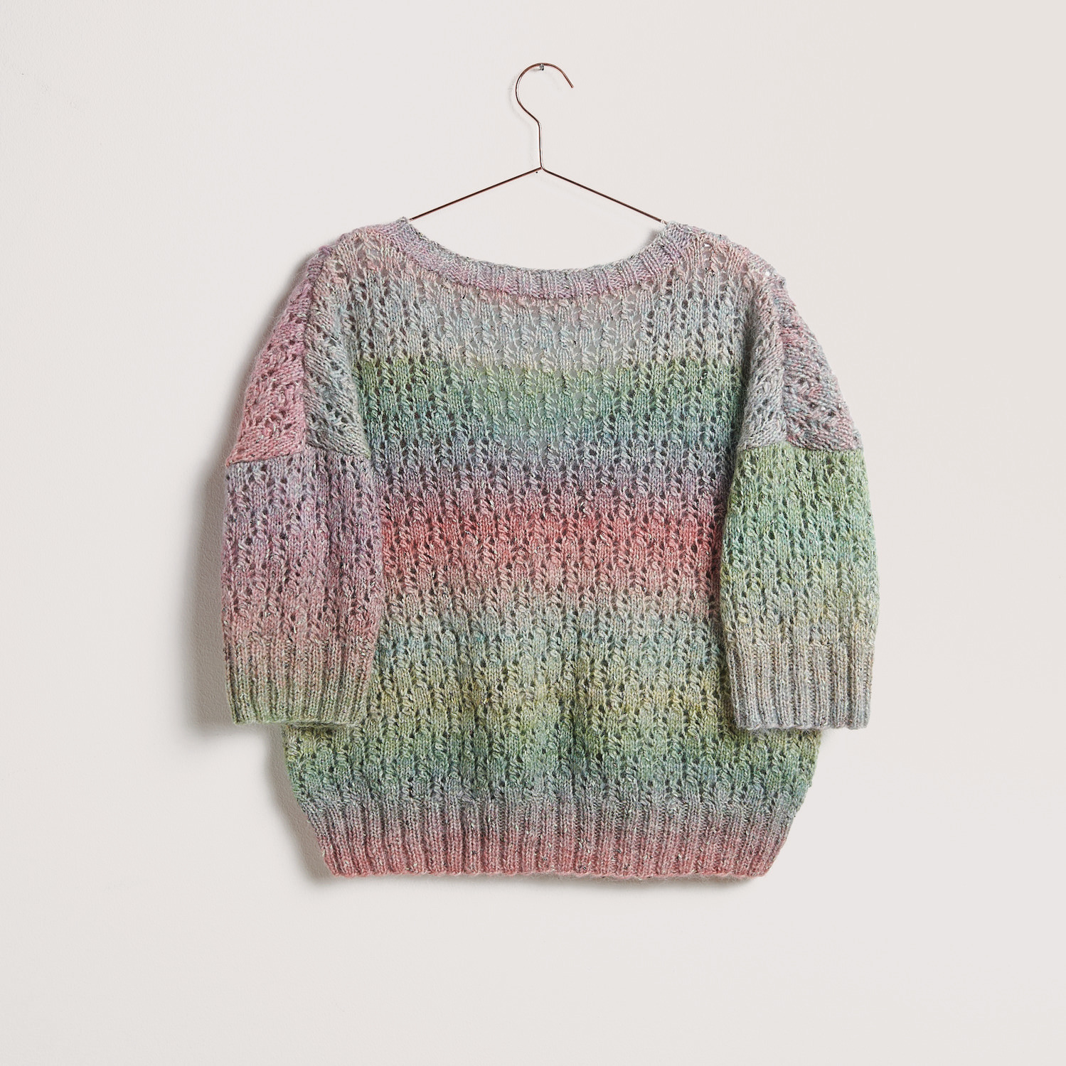 Classic Rainbow Pullover in Pastelltönen, gestrickt aus weicher Wolle mit Lochmuster.