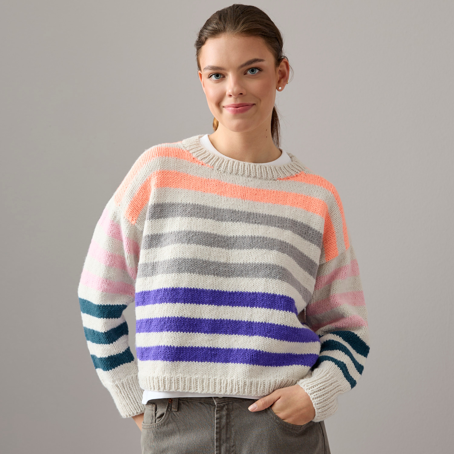 Strickset Pullover Modell 16 aus Vegan Cashmere mit Streifen in Grau, Orange und Violett von Rico Design. Ideal für modische, nachhaltige Outfits.