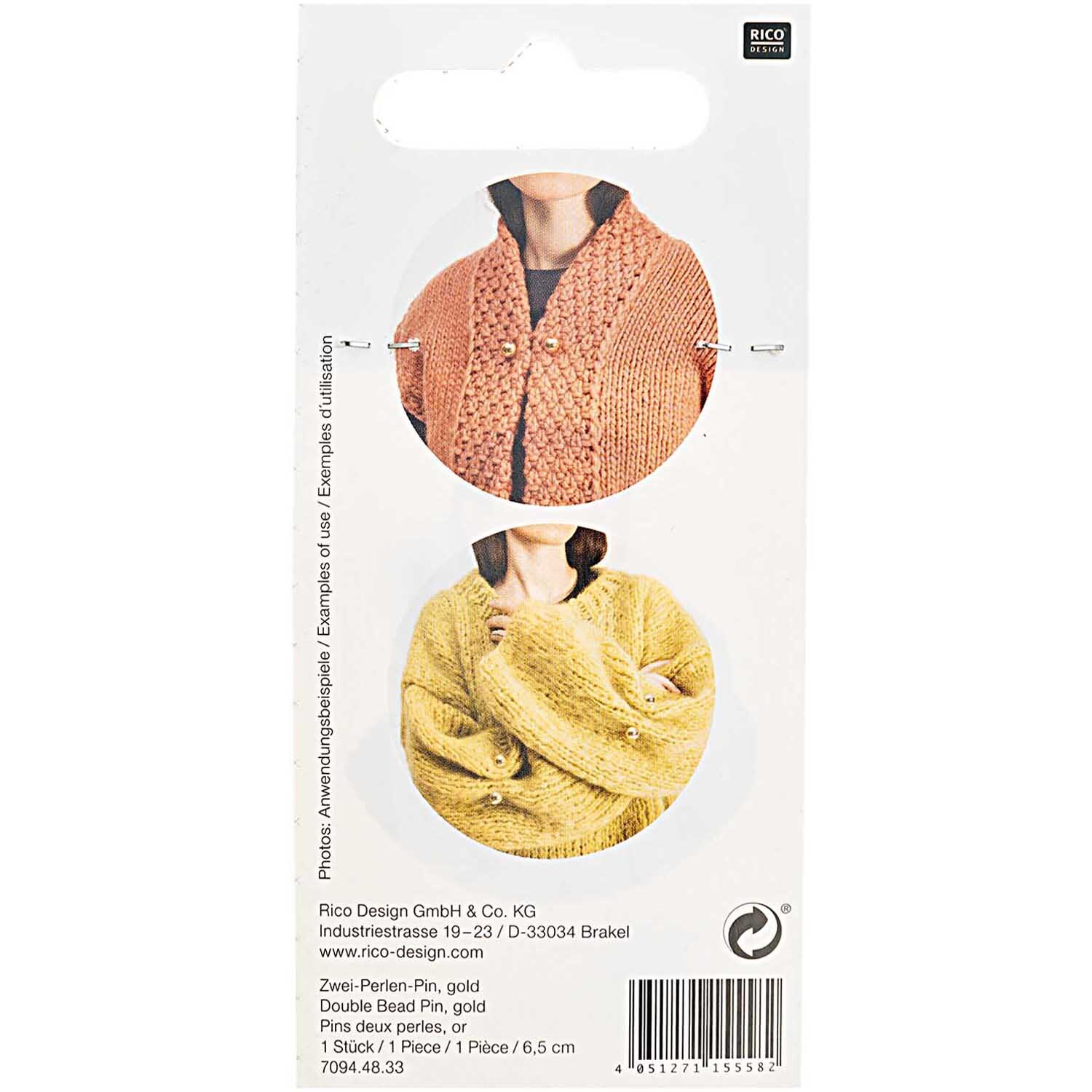 Zwei-Perlen-Pin 65mm von Rico Design, goldfarben, auf Verpackung mit gestricktem Schal und Pullover.