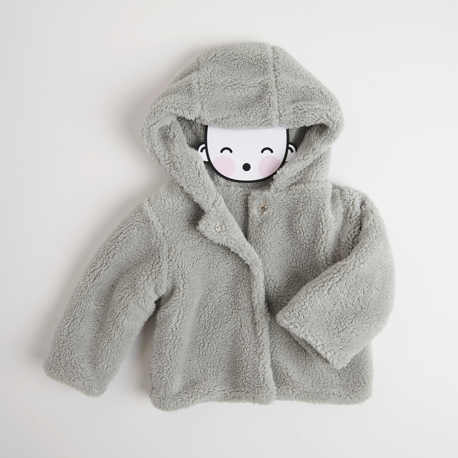 Nähanleitung Teddyjacke für Kinder: Flauschige, graue Jacke mit Kapuze auf weißem Hintergrund.