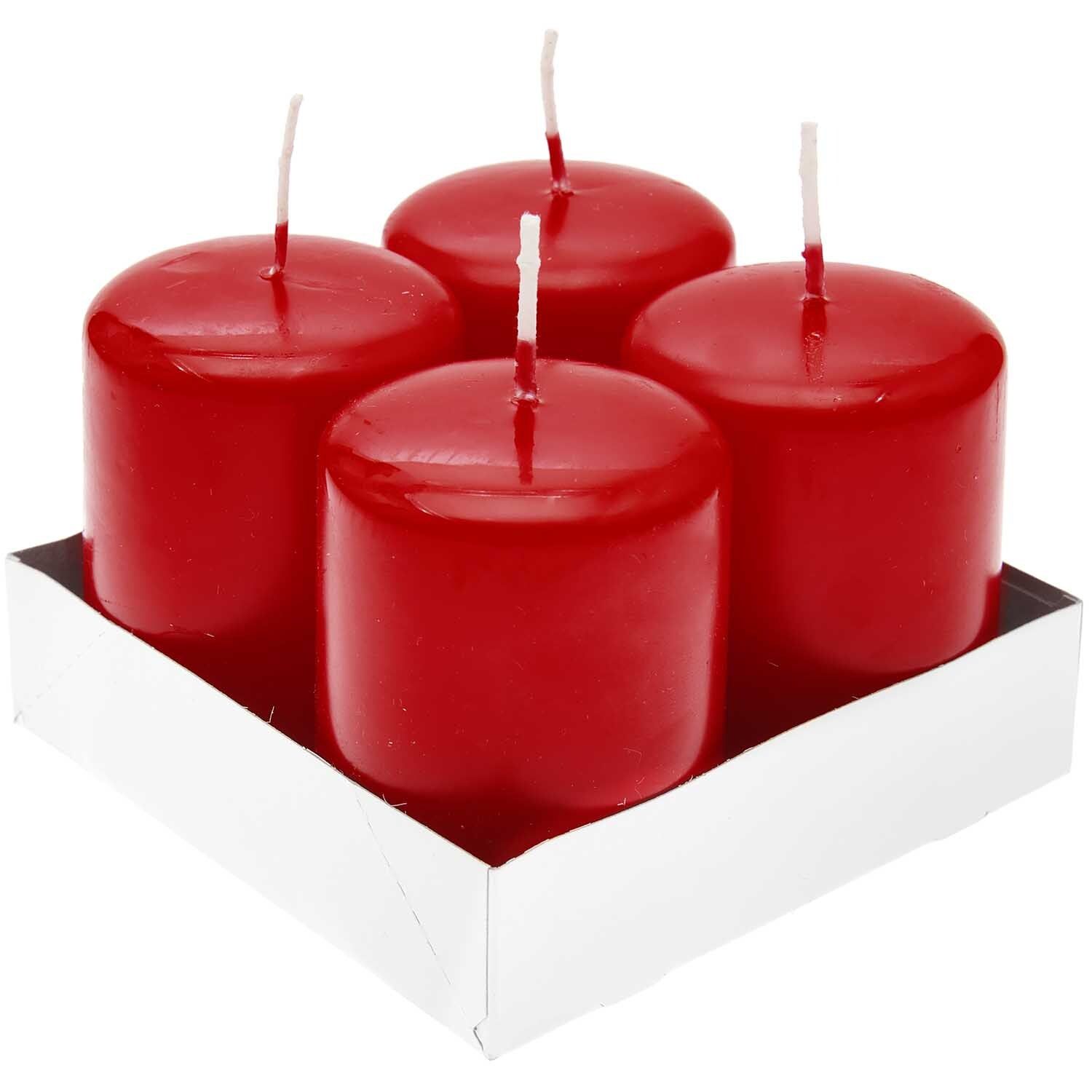 Flachkopfstumpenkerzen Set 8x5cm, 4 Stück in Rotbraun, präsentiert in einer weißen Verpackung. Ideal für stimmungsvolle Dekorationen.