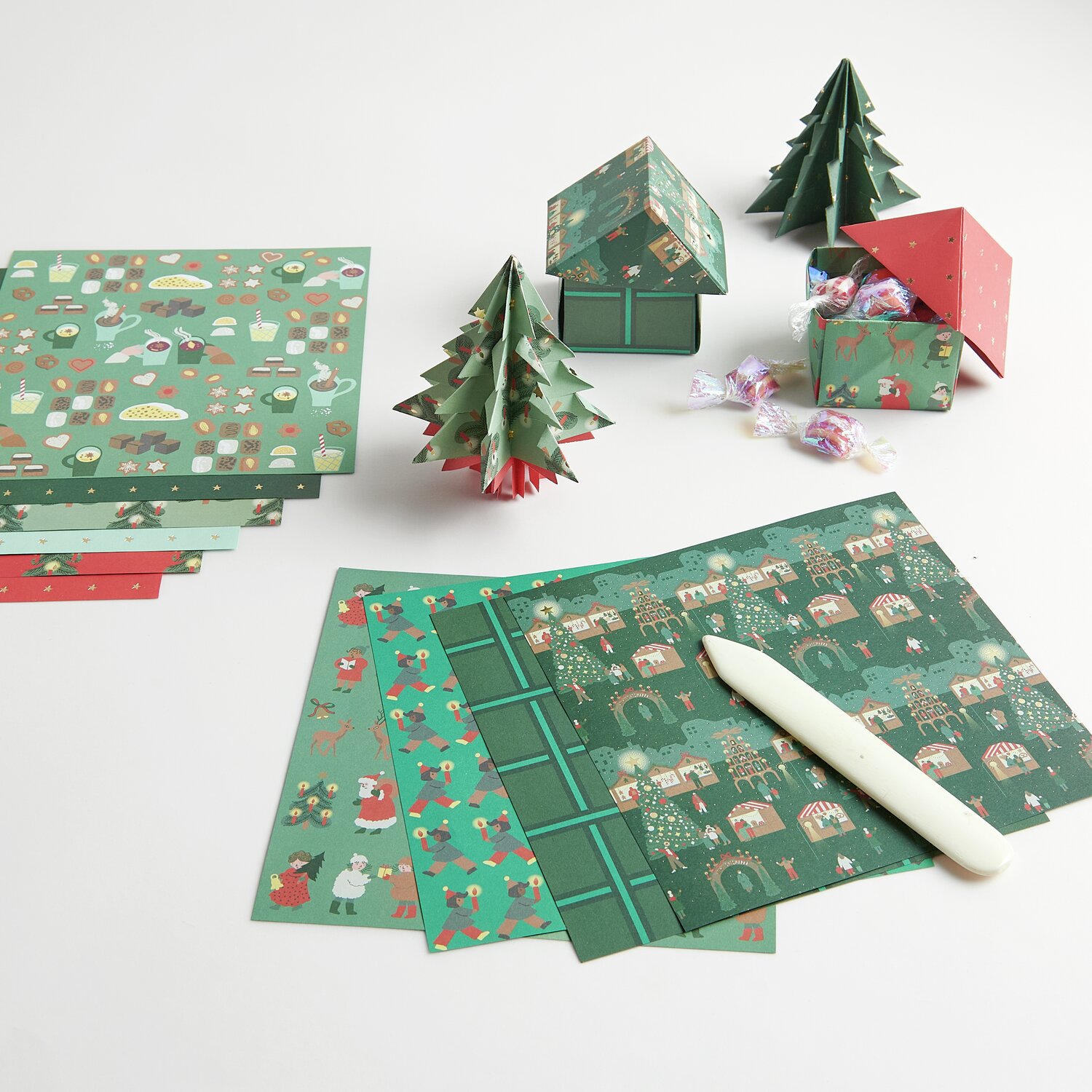Paper Poetry Origami Weihnachtsmarkt 50 Blatt zeigt festliche Designs in Grün und Rot. Perfekt für kreative Bastelprojekte zur Weihnachtszeit.