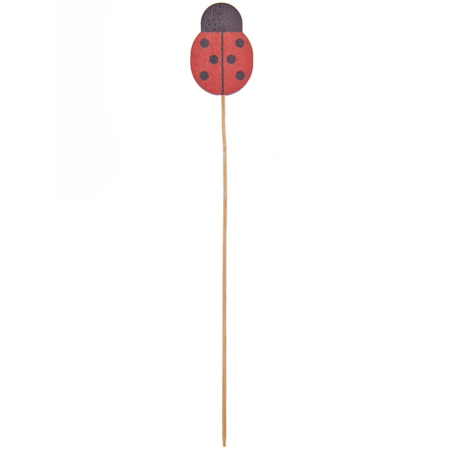 Holz-Stecker Marienkäfer 26,5cm: Ein roter Marienkäfer aus Holz auf einem langen Stab von Rico Design.