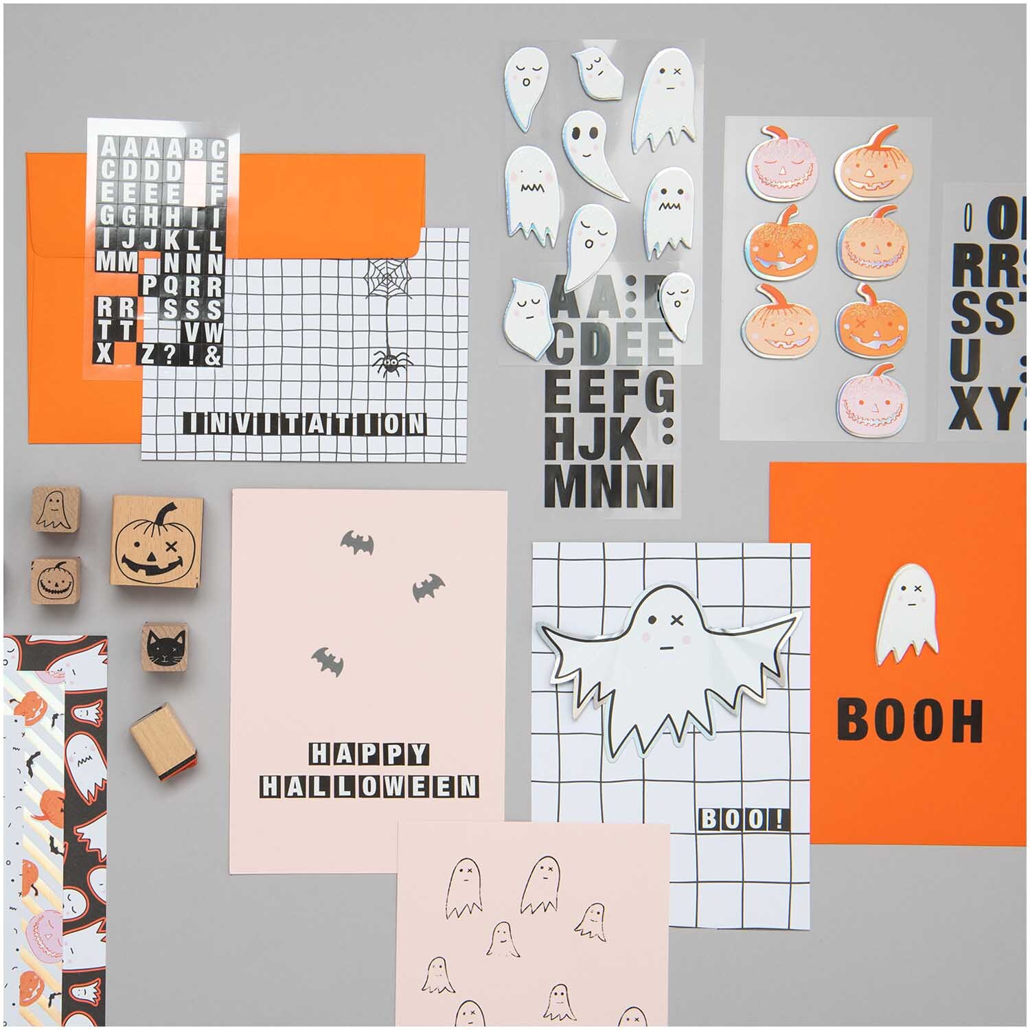 Paper Poetry 3D Sticker Gespenster auf einem Tisch mit Halloween-Dekorationen und Bastelmaterialien.