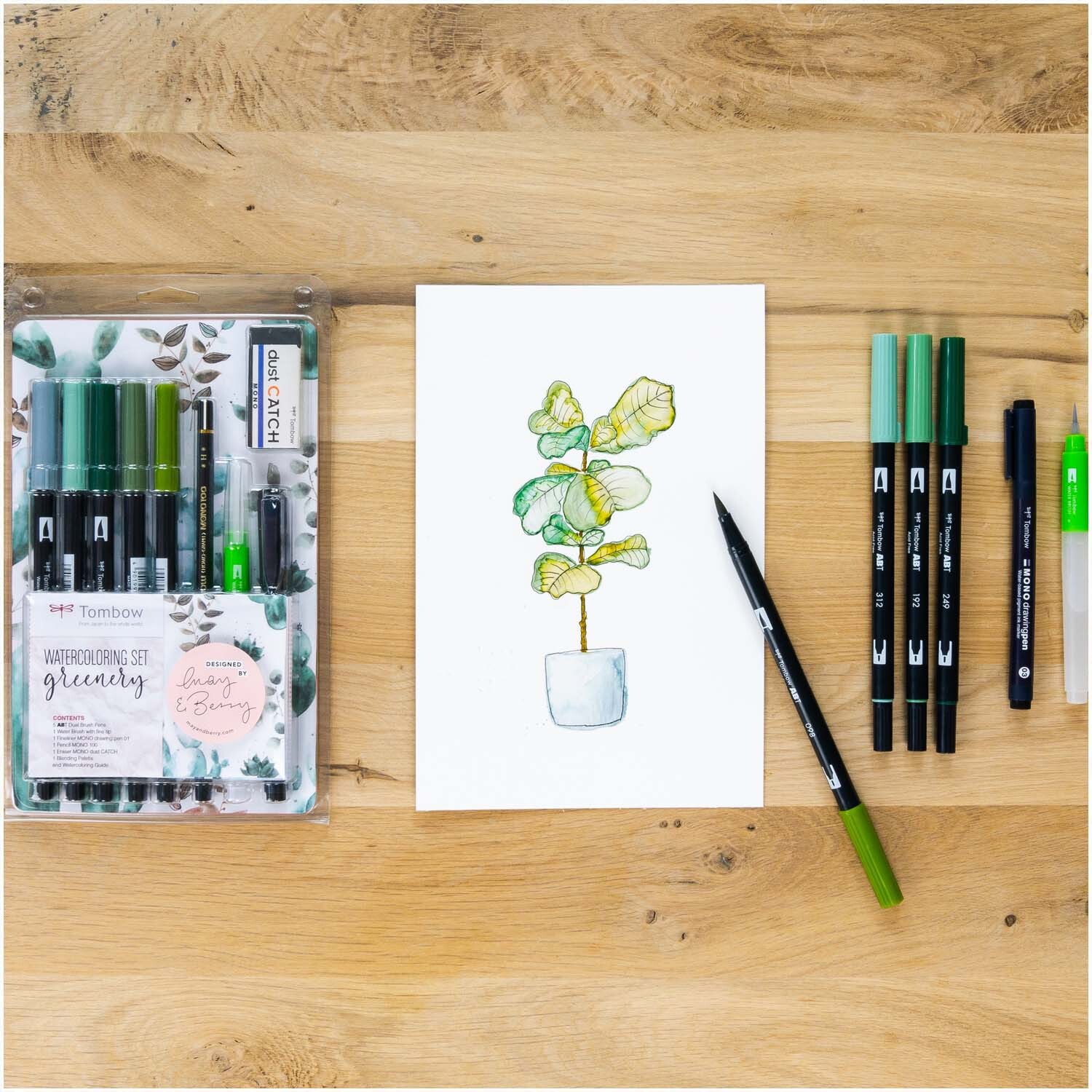 Tombow Watercoloring Set Greenery mit grünen Stiften und Pinsel, ideal für kreative Malprojekte.