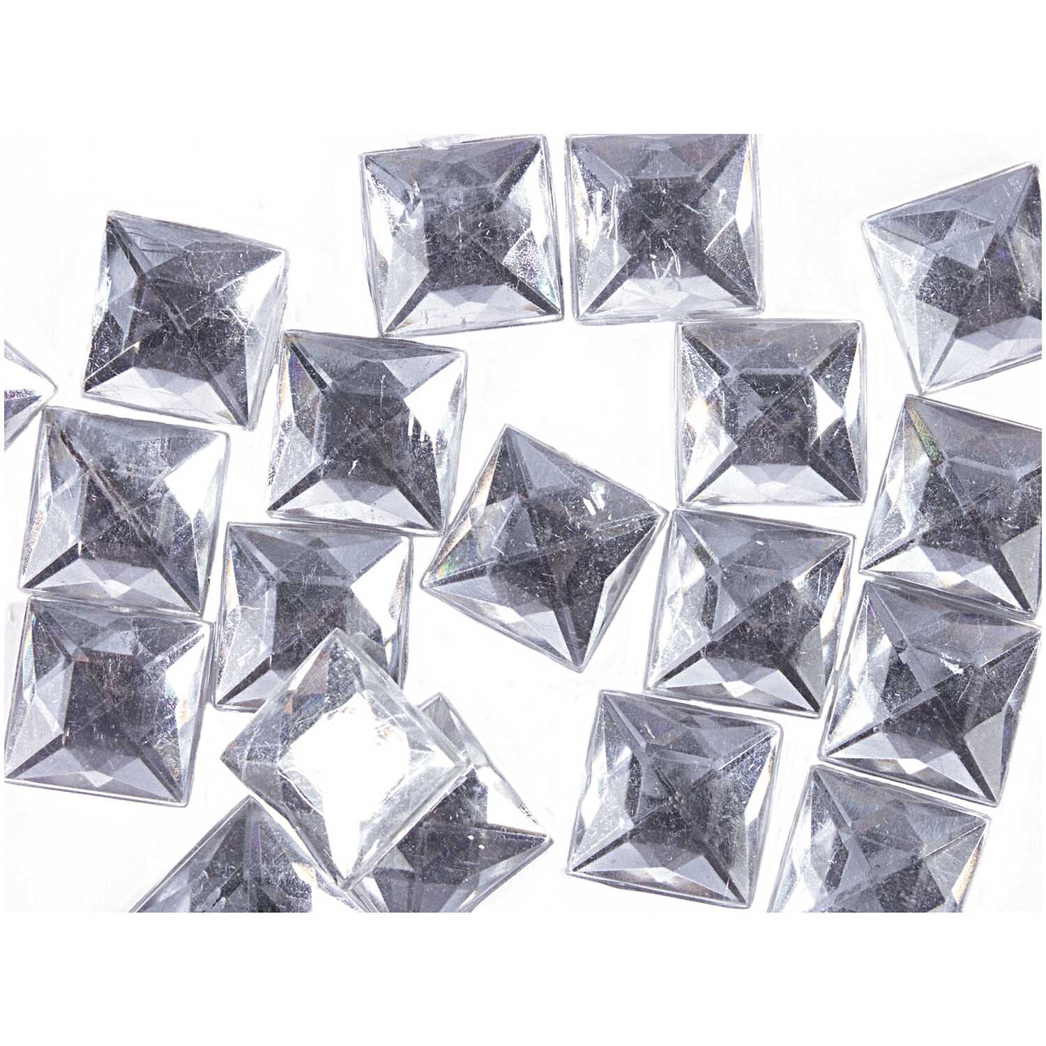 Strass Quadrat transparent ca. 50 Stück von Rico Design, funkelnde, quadratische Schmucksteine in klarer Optik auf weißem Hintergrund.