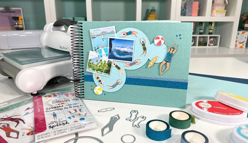 Bastelanleitung Urlaubsalbum mit der Sizzix gestalten: Kreatives Album in Türkis mit Fotos und Verzierungen, ideal für Urlaubserinnerungen.
