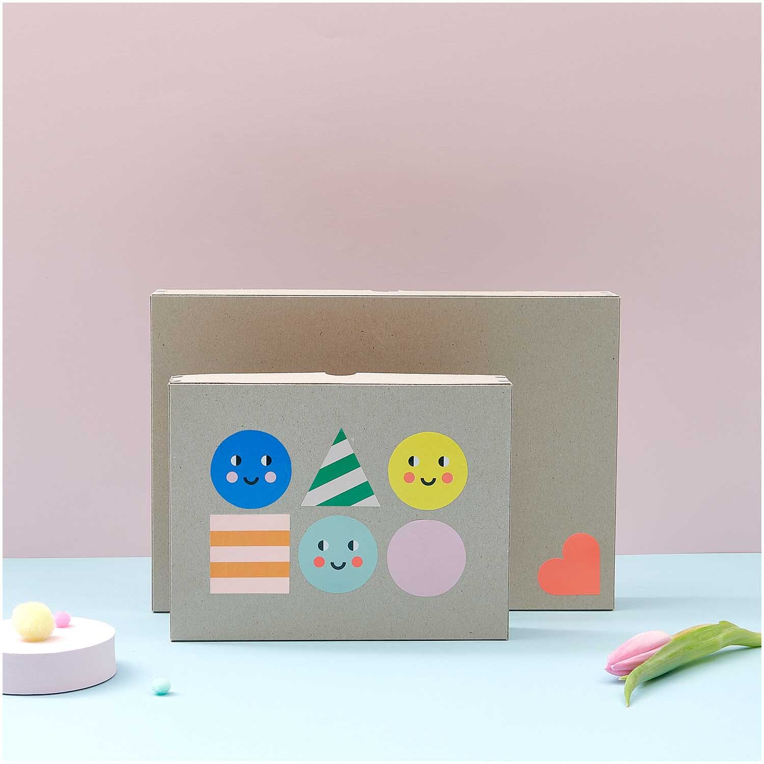 Paper Poetry Sticker Happy Birthday Formen auf grauer Box mit bunten, fröhlichen Motiven.