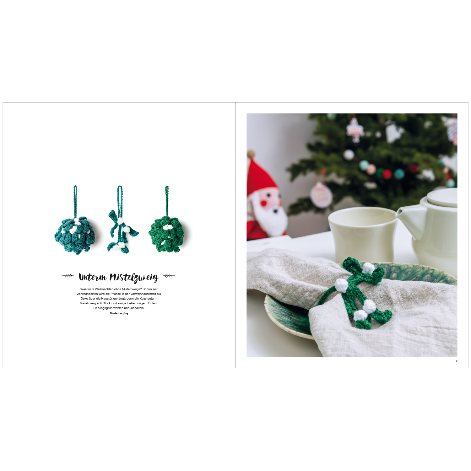 Häkelbuch Jolly X-Mas Decoration: Weihnachtliche Häkeldekorationen mit grünen Kränzen und Mistelzweigen vor einem geschmückten Baum.