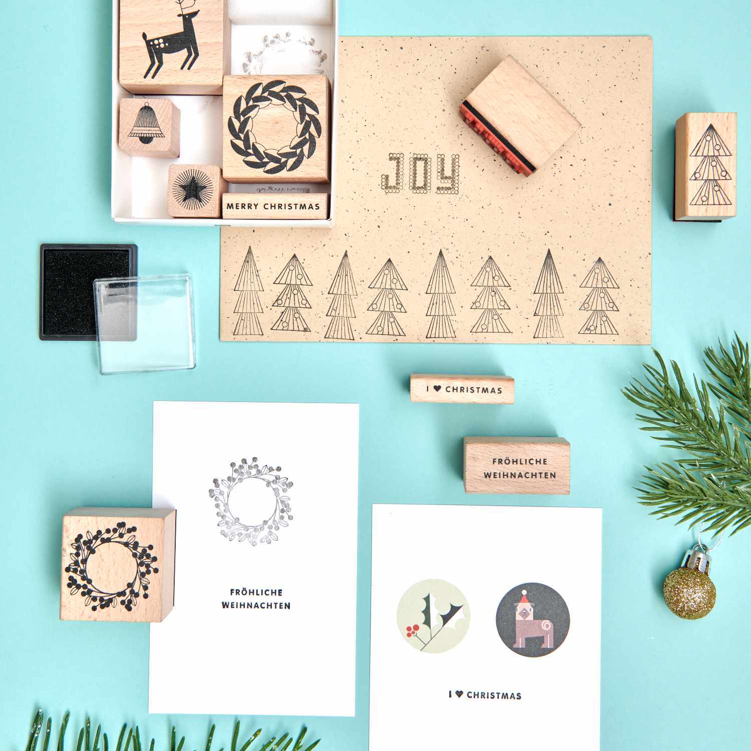 Paper Poetry Stempelset I love Christmas: 14-teiliges Set mit weihnachtlichen Motiven auf hellem Hintergrund. Ideal für kreative Bastelprojekte.