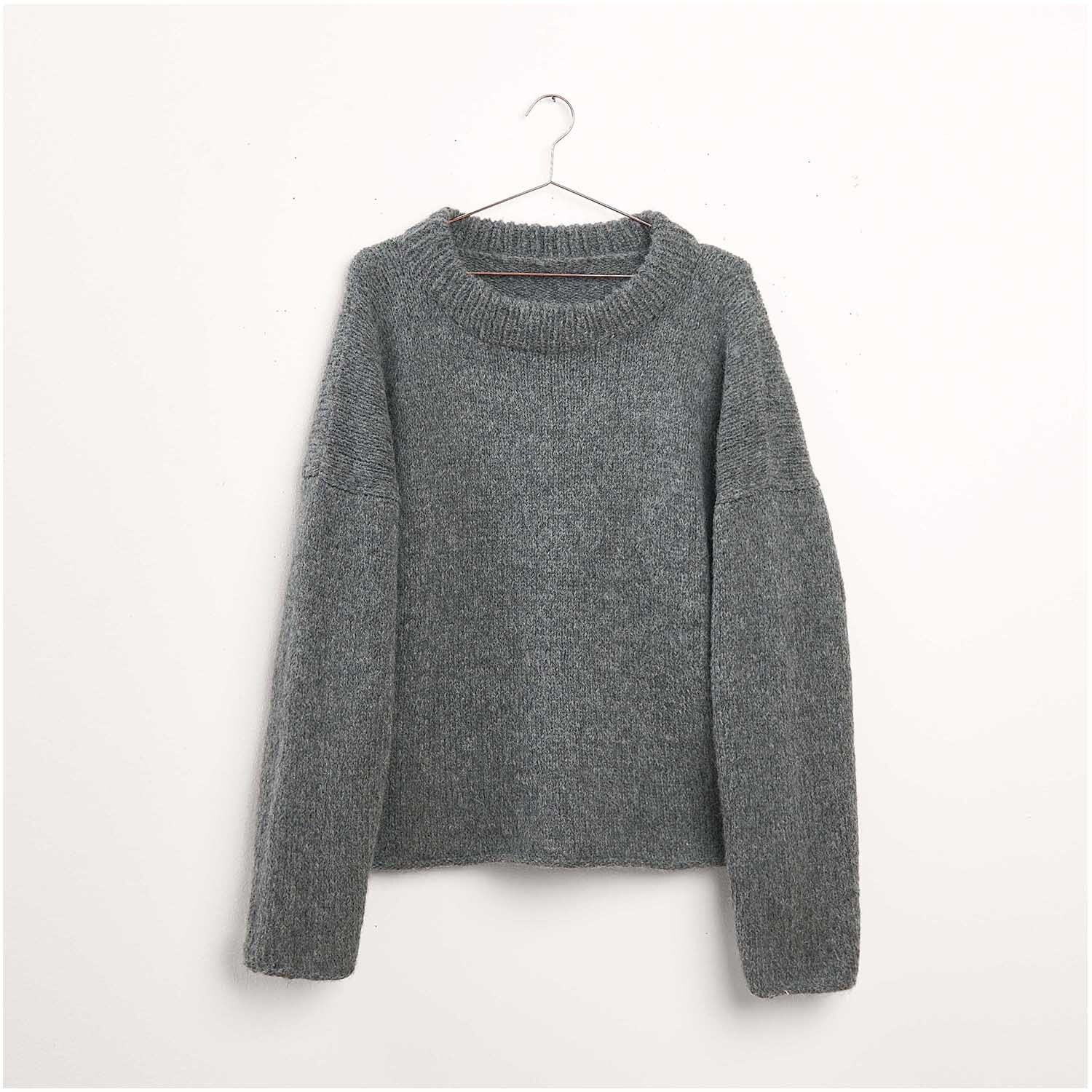 Strickset Pullover Modell 17 aus Luxury Knits Winter Special: Grauer Pullover auf einem Kleiderbügel vor weißem Hintergrund.